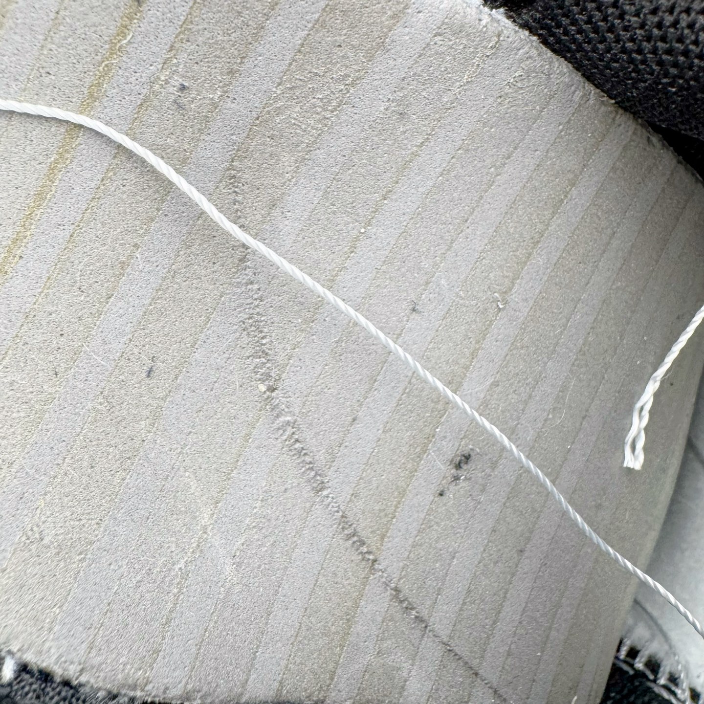 图片[10]-＃YC纯原 NK Dunk Low 山居冷茶 BG0512-083 此款鞋身大面积选用纯白皮革，黑色鞋头与中底，似山石剪影，沉稳托起整体轮廓；一抹橄榄绿Swoosh划破沉寂，正是远山冷茶的色彩凝结，清冷高级。后跟「REMAKE」烙印宣告被重新解构的经典，为极简设计注入一丝不羁的个性灵魂。定制系列天花板 无原鞋不开发 全系列得物原鞋一比一校对开发 配色持续更新中 终端对接 优势输出 全套原厂楦头原纸板数据档案倾力打造 原汁原味莞产 极致还原 圈内最强针车工艺 高端零售指定版 广东原厂配套原盒原标 鞋盒分三个尺码段 原厂冲刀 超高清洁度 全鞋零毛边皮料切割 采用原厂百宏鞋带以及原厂百宏织唛舌标 内标可供原厂几率过验 进口原装条纹中底布 四线拉帮白色点胶 原厂拉帮手法遵循公司 原厂电绣 极致还原 尺码：36 36.5 37.5 38 38.5 39 40 40.5 41 42 42.5 43 44 44.5 45 46-选品中心