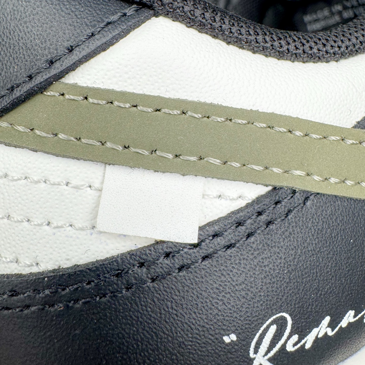 图片[16]-＃YC纯原 NK Dunk Low 山居冷茶 BG0512-083 此款鞋身大面积选用纯白皮革，黑色鞋头与中底，似山石剪影，沉稳托起整体轮廓；一抹橄榄绿Swoosh划破沉寂，正是远山冷茶的色彩凝结，清冷高级。后跟「REMAKE」烙印宣告被重新解构的经典，为极简设计注入一丝不羁的个性灵魂。定制系列天花板 无原鞋不开发 全系列得物原鞋一比一校对开发 配色持续更新中 终端对接 优势输出 全套原厂楦头原纸板数据档案倾力打造 原汁原味莞产 极致还原 圈内最强针车工艺 高端零售指定版 广东原厂配套原盒原标 鞋盒分三个尺码段 原厂冲刀 超高清洁度 全鞋零毛边皮料切割 采用原厂百宏鞋带以及原厂百宏织唛舌标 内标可供原厂几率过验 进口原装条纹中底布 四线拉帮白色点胶 原厂拉帮手法遵循公司 原厂电绣 极致还原 尺码：36 36.5 37.5 38 38.5 39 40 40.5 41 42 42.5 43 44 44.5 45 46-选品中心