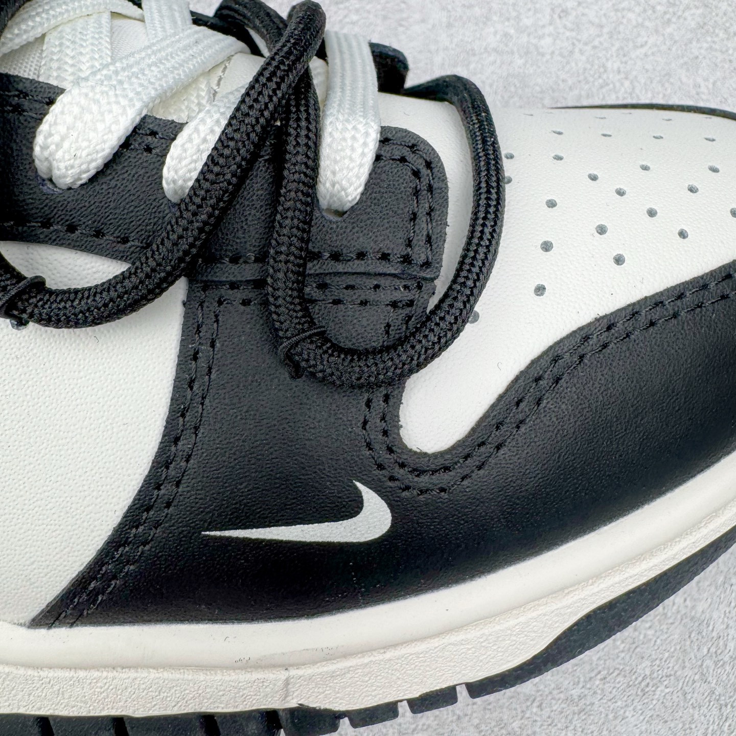 图片[18]-＃YC纯原 NK Dunk Low 山居冷茶 BG0512-083 此款鞋身大面积选用纯白皮革，黑色鞋头与中底，似山石剪影，沉稳托起整体轮廓；一抹橄榄绿Swoosh划破沉寂，正是远山冷茶的色彩凝结，清冷高级。后跟「REMAKE」烙印宣告被重新解构的经典，为极简设计注入一丝不羁的个性灵魂。定制系列天花板 无原鞋不开发 全系列得物原鞋一比一校对开发 配色持续更新中 终端对接 优势输出 全套原厂楦头原纸板数据档案倾力打造 原汁原味莞产 极致还原 圈内最强针车工艺 高端零售指定版 广东原厂配套原盒原标 鞋盒分三个尺码段 原厂冲刀 超高清洁度 全鞋零毛边皮料切割 采用原厂百宏鞋带以及原厂百宏织唛舌标 内标可供原厂几率过验 进口原装条纹中底布 四线拉帮白色点胶 原厂拉帮手法遵循公司 原厂电绣 极致还原 尺码：36 36.5 37.5 38 38.5 39 40 40.5 41 42 42.5 43 44 44.5 45 46-选品中心