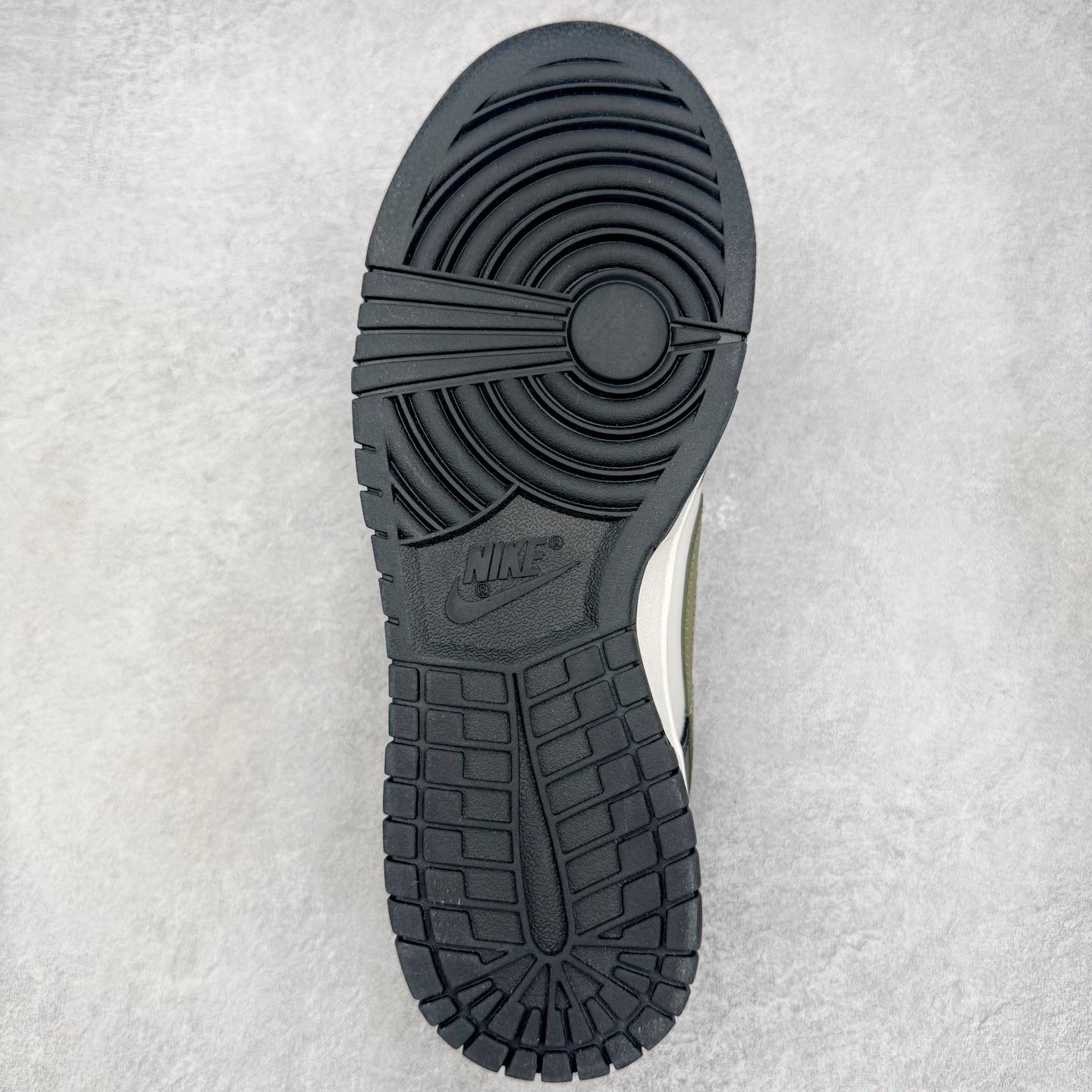 图片[9]-＃YC纯原 NK Dunk Low 山居冷茶 BG0512-083 此款鞋身大面积选用纯白皮革，黑色鞋头与中底，似山石剪影，沉稳托起整体轮廓；一抹橄榄绿Swoosh划破沉寂，正是远山冷茶的色彩凝结，清冷高级。后跟「REMAKE」烙印宣告被重新解构的经典，为极简设计注入一丝不羁的个性灵魂。定制系列天花板 无原鞋不开发 全系列得物原鞋一比一校对开发 配色持续更新中 终端对接 优势输出 全套原厂楦头原纸板数据档案倾力打造 原汁原味莞产 极致还原 圈内最强针车工艺 高端零售指定版 广东原厂配套原盒原标 鞋盒分三个尺码段 原厂冲刀 超高清洁度 全鞋零毛边皮料切割 采用原厂百宏鞋带以及原厂百宏织唛舌标 内标可供原厂几率过验 进口原装条纹中底布 四线拉帮白色点胶 原厂拉帮手法遵循公司 原厂电绣 极致还原 尺码：36 36.5 37.5 38 38.5 39 40 40.5 41 42 42.5 43 44 44.5 45 46-选品中心