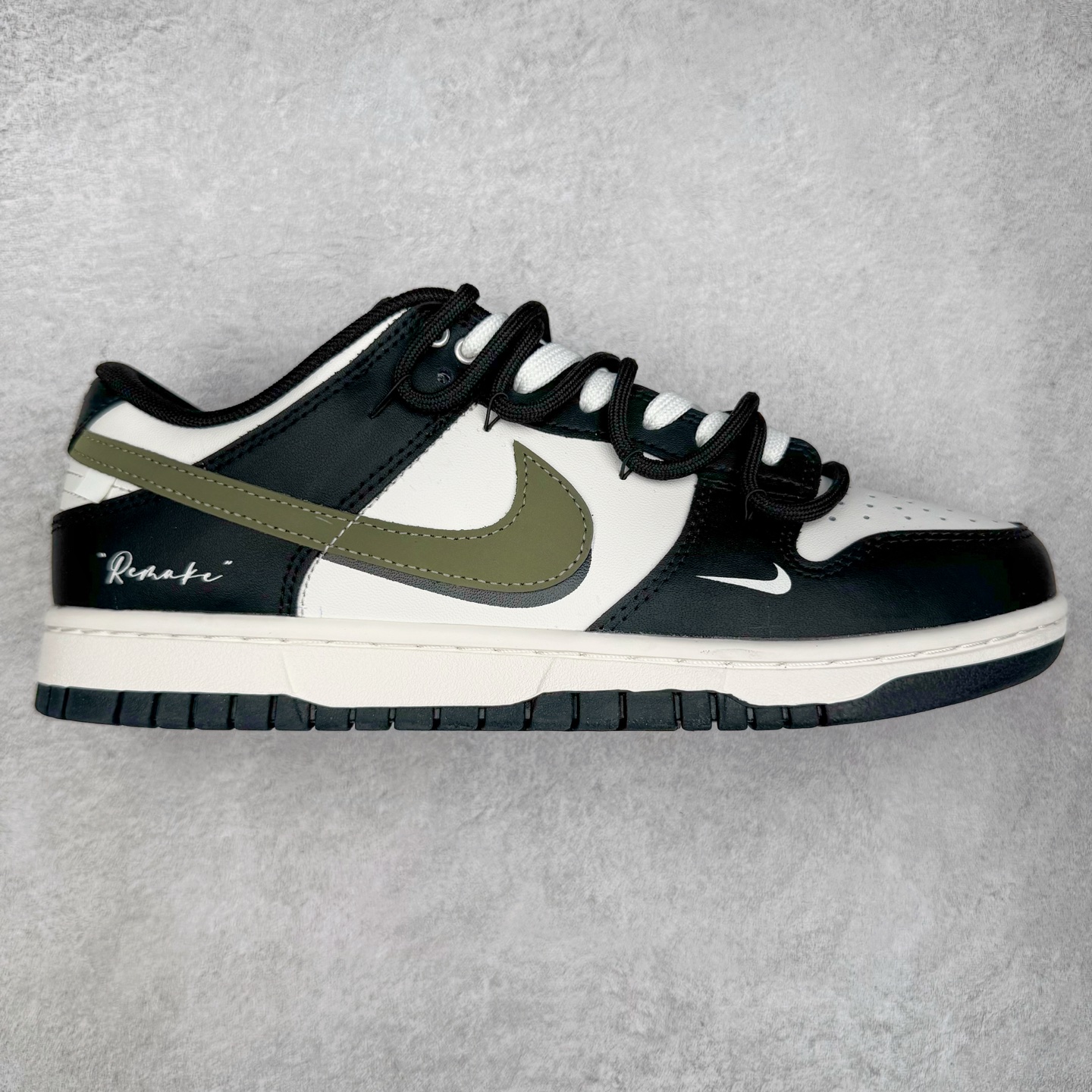＃YC纯原 NK Dunk Low 山居冷茶 BG0512-083 此款鞋身大面积选用纯白皮革，黑色鞋头与中底，似山石剪影，沉稳托起整体轮廓；一抹橄榄绿Swoosh划破沉寂，正是远山冷茶的色彩凝结，清冷高级。后跟「REMAKE」烙印宣告被重新解构的经典，为极简设计注入一丝不羁的个性灵魂。定制系列天花板 无原鞋不开发 全系列得物原鞋一比一校对开发 配色持续更新中 终端对接 优势输出 全套原厂楦头原纸板数据档案倾力打造 原汁原味莞产 极致还原 圈内最强针车工艺 高端零售指定版 广东原厂配套原盒原标 鞋盒分三个尺码段 原厂冲刀 超高清洁度 全鞋零毛边皮料切割 采用原厂百宏鞋带以及原厂百宏织唛舌标 内标可供原厂几率过验 进口原装条纹中底布 四线拉帮白色点胶 原厂拉帮手法遵循公司 原厂电绣 极致还原 尺码：36 36.5 37.5 38 38.5 39 40 40.5 41 42 42.5 43 44 44.5 45 46-选品中心