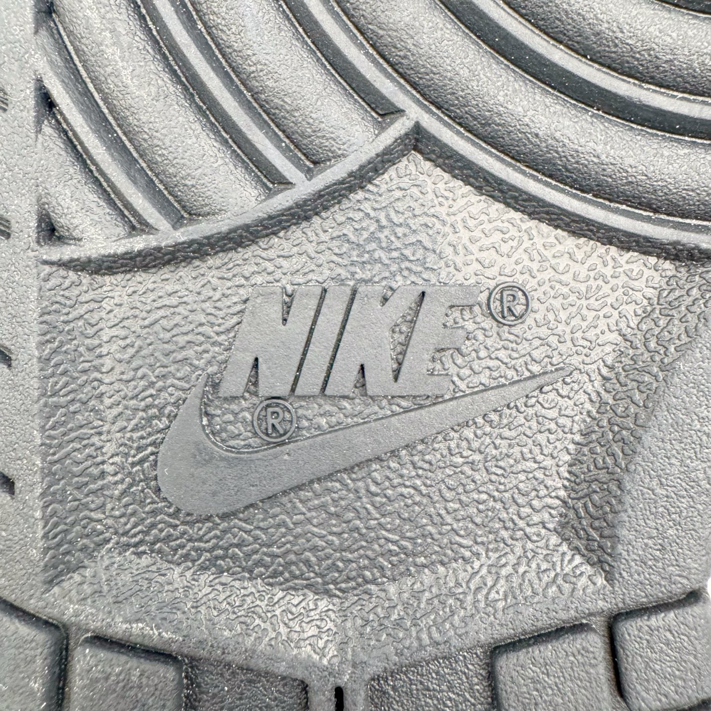 图片[20]-＃YC纯原 NK Dunk Low 山居冷茶 BG0512-083 此款鞋身大面积选用纯白皮革，黑色鞋头与中底，似山石剪影，沉稳托起整体轮廓；一抹橄榄绿Swoosh划破沉寂，正是远山冷茶的色彩凝结，清冷高级。后跟「REMAKE」烙印宣告被重新解构的经典，为极简设计注入一丝不羁的个性灵魂。定制系列天花板 无原鞋不开发 全系列得物原鞋一比一校对开发 配色持续更新中 终端对接 优势输出 全套原厂楦头原纸板数据档案倾力打造 原汁原味莞产 极致还原 圈内最强针车工艺 高端零售指定版 广东原厂配套原盒原标 鞋盒分三个尺码段 原厂冲刀 超高清洁度 全鞋零毛边皮料切割 采用原厂百宏鞋带以及原厂百宏织唛舌标 内标可供原厂几率过验 进口原装条纹中底布 四线拉帮白色点胶 原厂拉帮手法遵循公司 原厂电绣 极致还原 尺码：36 36.5 37.5 38 38.5 39 40 40.5 41 42 42.5 43 44 44.5 45 46-选品中心