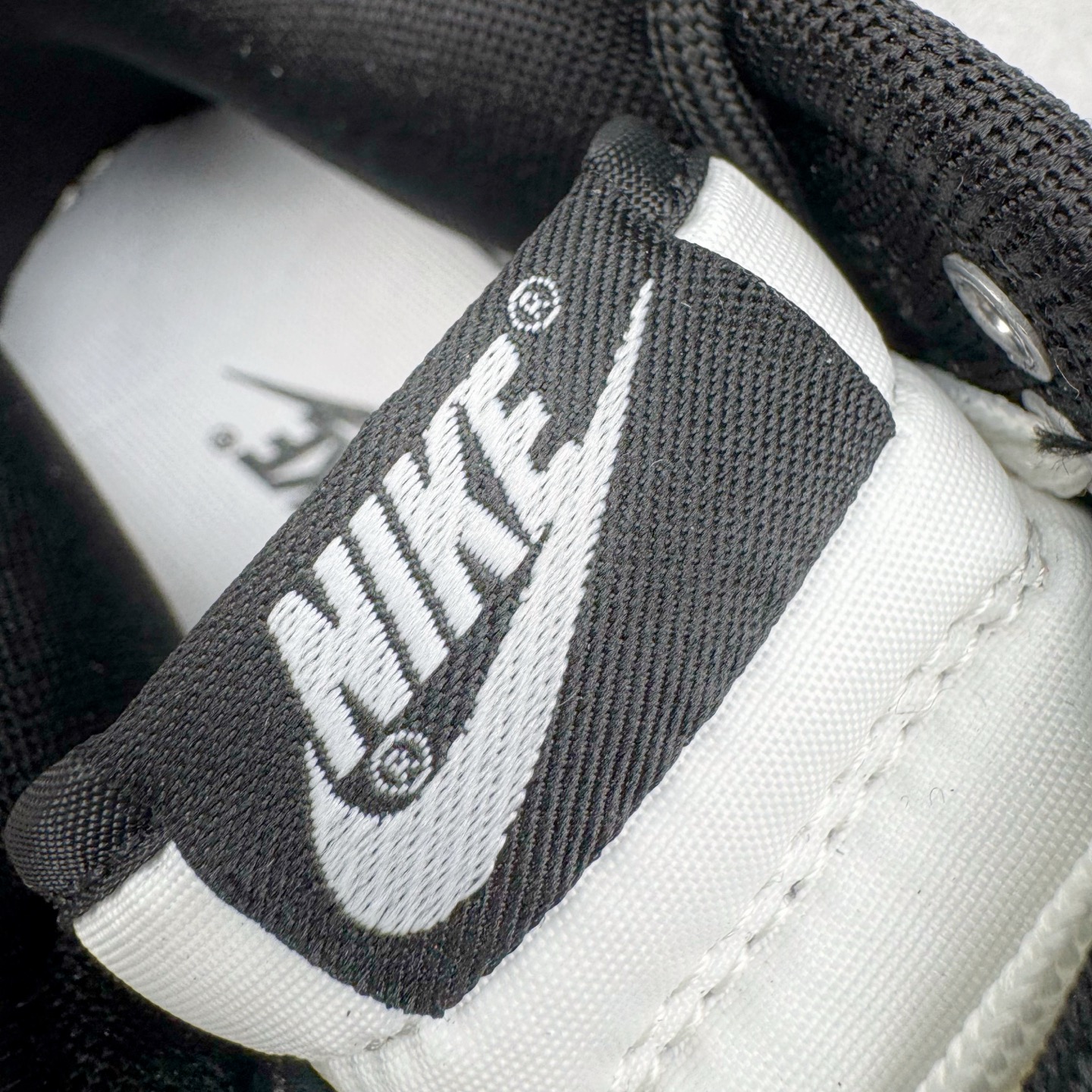 图片[13]-＃YC纯原 NK Dunk Low 山居冷茶 BG0512-083 此款鞋身大面积选用纯白皮革，黑色鞋头与中底，似山石剪影，沉稳托起整体轮廓；一抹橄榄绿Swoosh划破沉寂，正是远山冷茶的色彩凝结，清冷高级。后跟「REMAKE」烙印宣告被重新解构的经典，为极简设计注入一丝不羁的个性灵魂。定制系列天花板 无原鞋不开发 全系列得物原鞋一比一校对开发 配色持续更新中 终端对接 优势输出 全套原厂楦头原纸板数据档案倾力打造 原汁原味莞产 极致还原 圈内最强针车工艺 高端零售指定版 广东原厂配套原盒原标 鞋盒分三个尺码段 原厂冲刀 超高清洁度 全鞋零毛边皮料切割 采用原厂百宏鞋带以及原厂百宏织唛舌标 内标可供原厂几率过验 进口原装条纹中底布 四线拉帮白色点胶 原厂拉帮手法遵循公司 原厂电绣 极致还原 尺码：36 36.5 37.5 38 38.5 39 40 40.5 41 42 42.5 43 44 44.5 45 46-选品中心