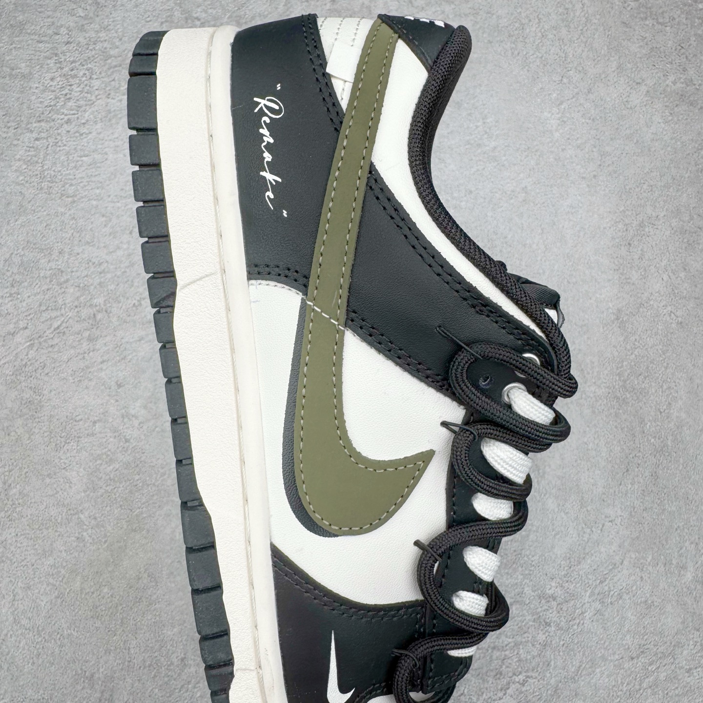图片[6]-＃YC纯原 NK Dunk Low 山居冷茶 BG0512-083 此款鞋身大面积选用纯白皮革，黑色鞋头与中底，似山石剪影，沉稳托起整体轮廓；一抹橄榄绿Swoosh划破沉寂，正是远山冷茶的色彩凝结，清冷高级。后跟「REMAKE」烙印宣告被重新解构的经典，为极简设计注入一丝不羁的个性灵魂。定制系列天花板 无原鞋不开发 全系列得物原鞋一比一校对开发 配色持续更新中 终端对接 优势输出 全套原厂楦头原纸板数据档案倾力打造 原汁原味莞产 极致还原 圈内最强针车工艺 高端零售指定版 广东原厂配套原盒原标 鞋盒分三个尺码段 原厂冲刀 超高清洁度 全鞋零毛边皮料切割 采用原厂百宏鞋带以及原厂百宏织唛舌标 内标可供原厂几率过验 进口原装条纹中底布 四线拉帮白色点胶 原厂拉帮手法遵循公司 原厂电绣 极致还原 尺码：36 36.5 37.5 38 38.5 39 40 40.5 41 42 42.5 43 44 44.5 45 46-选品中心
