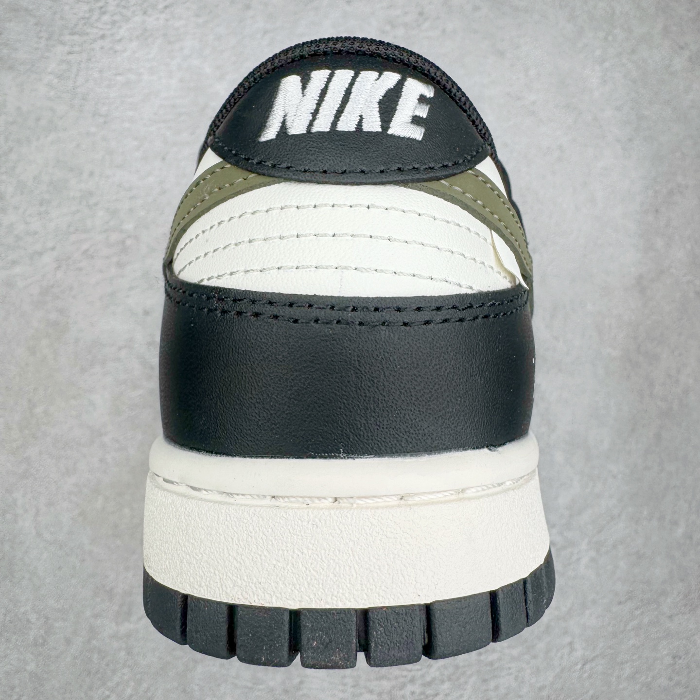 图片[8]-＃YC纯原 NK Dunk Low 山居冷茶 BG0512-083 此款鞋身大面积选用纯白皮革，黑色鞋头与中底，似山石剪影，沉稳托起整体轮廓；一抹橄榄绿Swoosh划破沉寂，正是远山冷茶的色彩凝结，清冷高级。后跟「REMAKE」烙印宣告被重新解构的经典，为极简设计注入一丝不羁的个性灵魂。定制系列天花板 无原鞋不开发 全系列得物原鞋一比一校对开发 配色持续更新中 终端对接 优势输出 全套原厂楦头原纸板数据档案倾力打造 原汁原味莞产 极致还原 圈内最强针车工艺 高端零售指定版 广东原厂配套原盒原标 鞋盒分三个尺码段 原厂冲刀 超高清洁度 全鞋零毛边皮料切割 采用原厂百宏鞋带以及原厂百宏织唛舌标 内标可供原厂几率过验 进口原装条纹中底布 四线拉帮白色点胶 原厂拉帮手法遵循公司 原厂电绣 极致还原 尺码：36 36.5 37.5 38 38.5 39 40 40.5 41 42 42.5 43 44 44.5 45 46-选品中心
