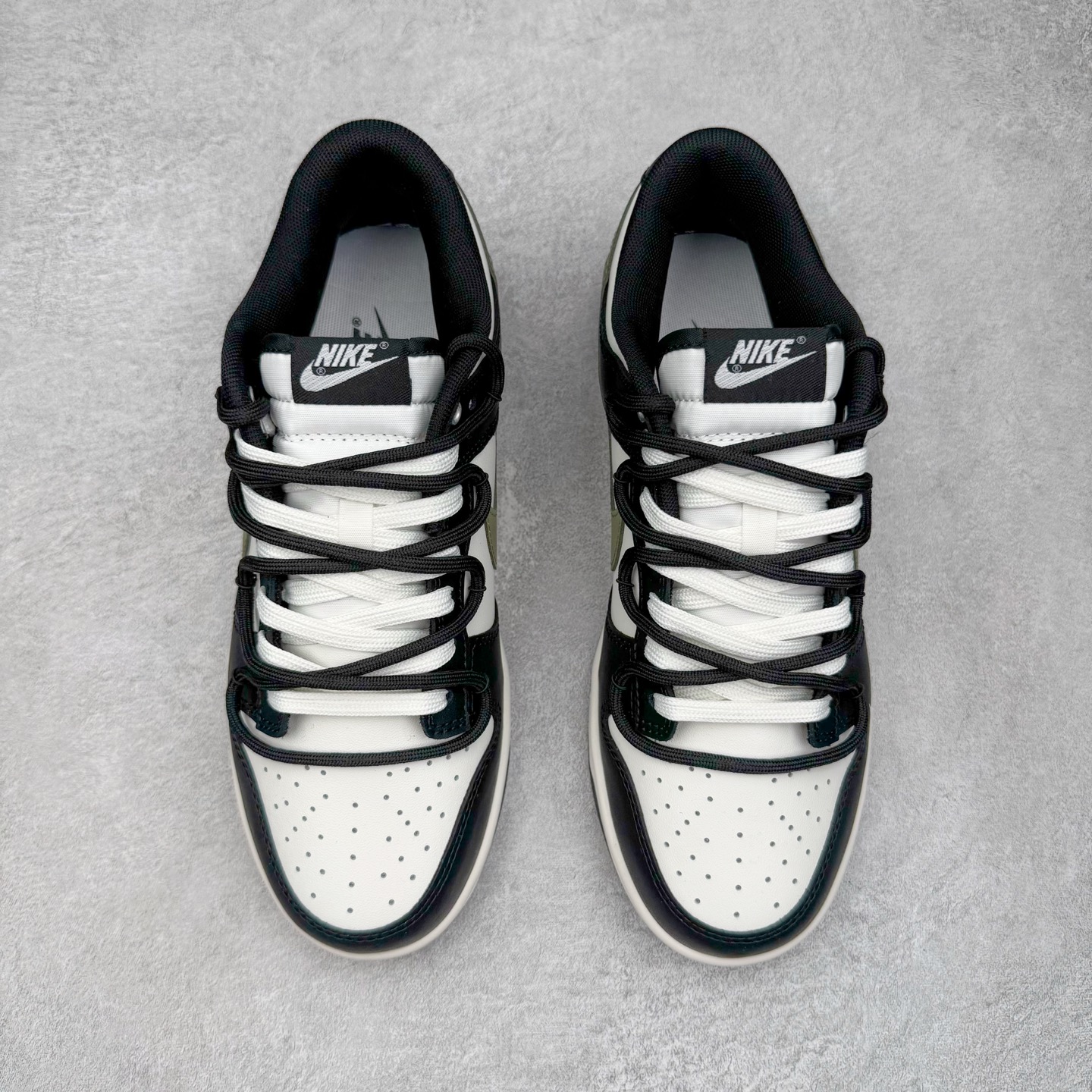 图片[2]-＃YC纯原 NK Dunk Low 山居冷茶 BG0512-083 此款鞋身大面积选用纯白皮革，黑色鞋头与中底，似山石剪影，沉稳托起整体轮廓；一抹橄榄绿Swoosh划破沉寂，正是远山冷茶的色彩凝结，清冷高级。后跟「REMAKE」烙印宣告被重新解构的经典，为极简设计注入一丝不羁的个性灵魂。定制系列天花板 无原鞋不开发 全系列得物原鞋一比一校对开发 配色持续更新中 终端对接 优势输出 全套原厂楦头原纸板数据档案倾力打造 原汁原味莞产 极致还原 圈内最强针车工艺 高端零售指定版 广东原厂配套原盒原标 鞋盒分三个尺码段 原厂冲刀 超高清洁度 全鞋零毛边皮料切割 采用原厂百宏鞋带以及原厂百宏织唛舌标 内标可供原厂几率过验 进口原装条纹中底布 四线拉帮白色点胶 原厂拉帮手法遵循公司 原厂电绣 极致还原 尺码：36 36.5 37.5 38 38.5 39 40 40.5 41 42 42.5 43 44 44.5 45 46-选品中心