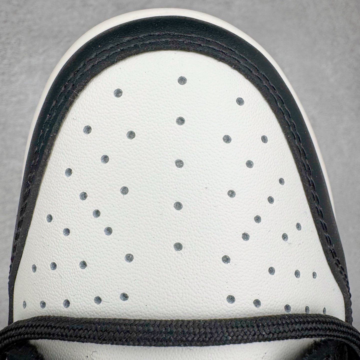 图片[14]-＃YC纯原 NK Dunk Low 山居冷茶 BG0512-083 此款鞋身大面积选用纯白皮革，黑色鞋头与中底，似山石剪影，沉稳托起整体轮廓；一抹橄榄绿Swoosh划破沉寂，正是远山冷茶的色彩凝结，清冷高级。后跟「REMAKE」烙印宣告被重新解构的经典，为极简设计注入一丝不羁的个性灵魂。定制系列天花板 无原鞋不开发 全系列得物原鞋一比一校对开发 配色持续更新中 终端对接 优势输出 全套原厂楦头原纸板数据档案倾力打造 原汁原味莞产 极致还原 圈内最强针车工艺 高端零售指定版 广东原厂配套原盒原标 鞋盒分三个尺码段 原厂冲刀 超高清洁度 全鞋零毛边皮料切割 采用原厂百宏鞋带以及原厂百宏织唛舌标 内标可供原厂几率过验 进口原装条纹中底布 四线拉帮白色点胶 原厂拉帮手法遵循公司 原厂电绣 极致还原 尺码：36 36.5 37.5 38 38.5 39 40 40.5 41 42 42.5 43 44 44.5 45 46-选品中心