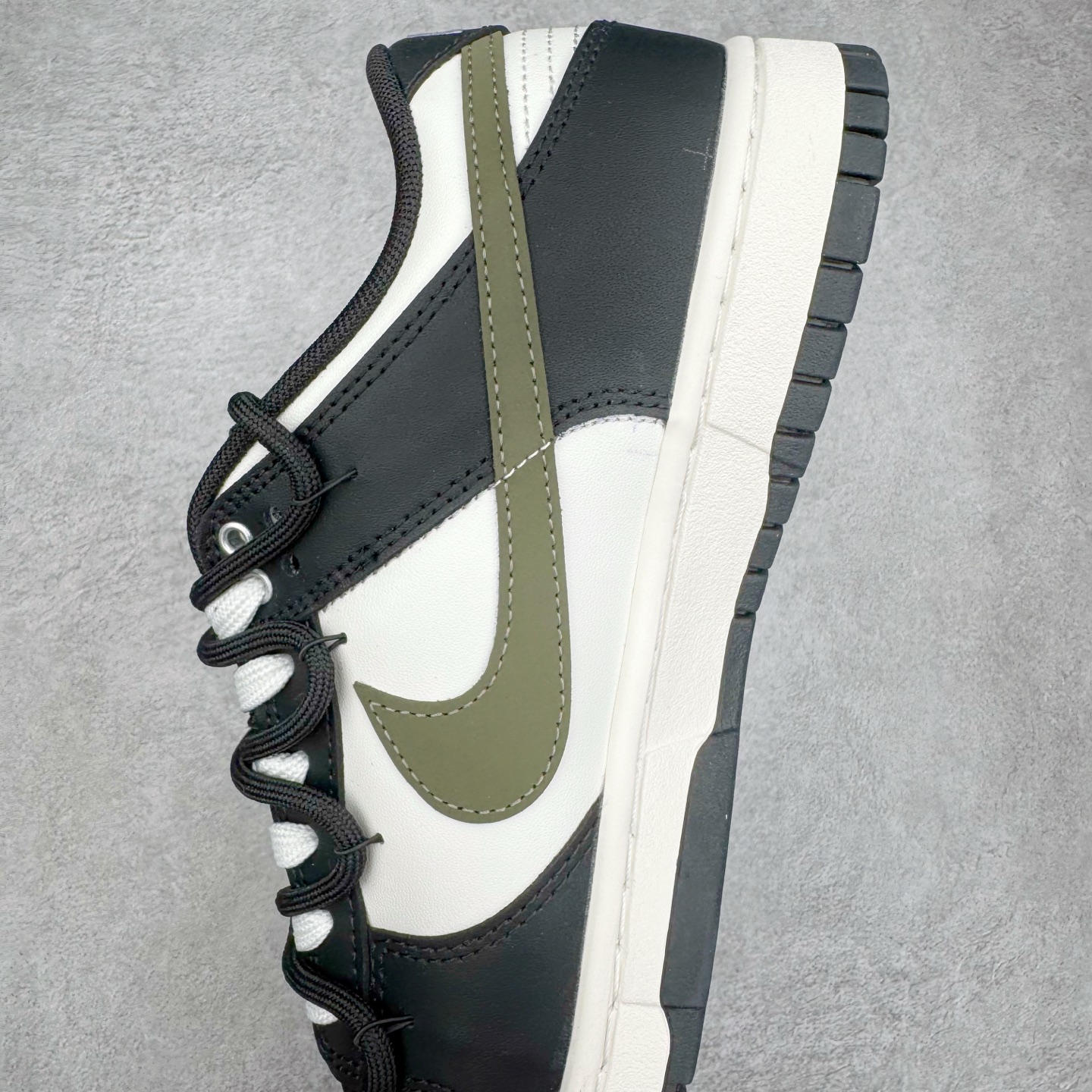 图片[7]-＃YC纯原 NK Dunk Low 山居冷茶 BG0512-083 此款鞋身大面积选用纯白皮革，黑色鞋头与中底，似山石剪影，沉稳托起整体轮廓；一抹橄榄绿Swoosh划破沉寂，正是远山冷茶的色彩凝结，清冷高级。后跟「REMAKE」烙印宣告被重新解构的经典，为极简设计注入一丝不羁的个性灵魂。定制系列天花板 无原鞋不开发 全系列得物原鞋一比一校对开发 配色持续更新中 终端对接 优势输出 全套原厂楦头原纸板数据档案倾力打造 原汁原味莞产 极致还原 圈内最强针车工艺 高端零售指定版 广东原厂配套原盒原标 鞋盒分三个尺码段 原厂冲刀 超高清洁度 全鞋零毛边皮料切割 采用原厂百宏鞋带以及原厂百宏织唛舌标 内标可供原厂几率过验 进口原装条纹中底布 四线拉帮白色点胶 原厂拉帮手法遵循公司 原厂电绣 极致还原 尺码：36 36.5 37.5 38 38.5 39 40 40.5 41 42 42.5 43 44 44.5 45 46-选品中心