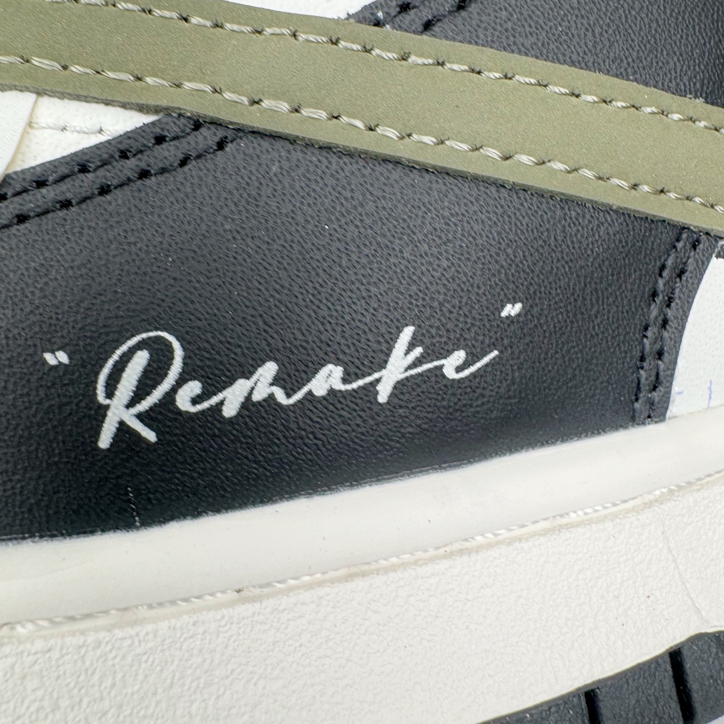 图片[17]-＃YC纯原 NK Dunk Low 山居冷茶 BG0512-083 此款鞋身大面积选用纯白皮革，黑色鞋头与中底，似山石剪影，沉稳托起整体轮廓；一抹橄榄绿Swoosh划破沉寂，正是远山冷茶的色彩凝结，清冷高级。后跟「REMAKE」烙印宣告被重新解构的经典，为极简设计注入一丝不羁的个性灵魂。定制系列天花板 无原鞋不开发 全系列得物原鞋一比一校对开发 配色持续更新中 终端对接 优势输出 全套原厂楦头原纸板数据档案倾力打造 原汁原味莞产 极致还原 圈内最强针车工艺 高端零售指定版 广东原厂配套原盒原标 鞋盒分三个尺码段 原厂冲刀 超高清洁度 全鞋零毛边皮料切割 采用原厂百宏鞋带以及原厂百宏织唛舌标 内标可供原厂几率过验 进口原装条纹中底布 四线拉帮白色点胶 原厂拉帮手法遵循公司 原厂电绣 极致还原 尺码：36 36.5 37.5 38 38.5 39 40 40.5 41 42 42.5 43 44 44.5 45 46-选品中心