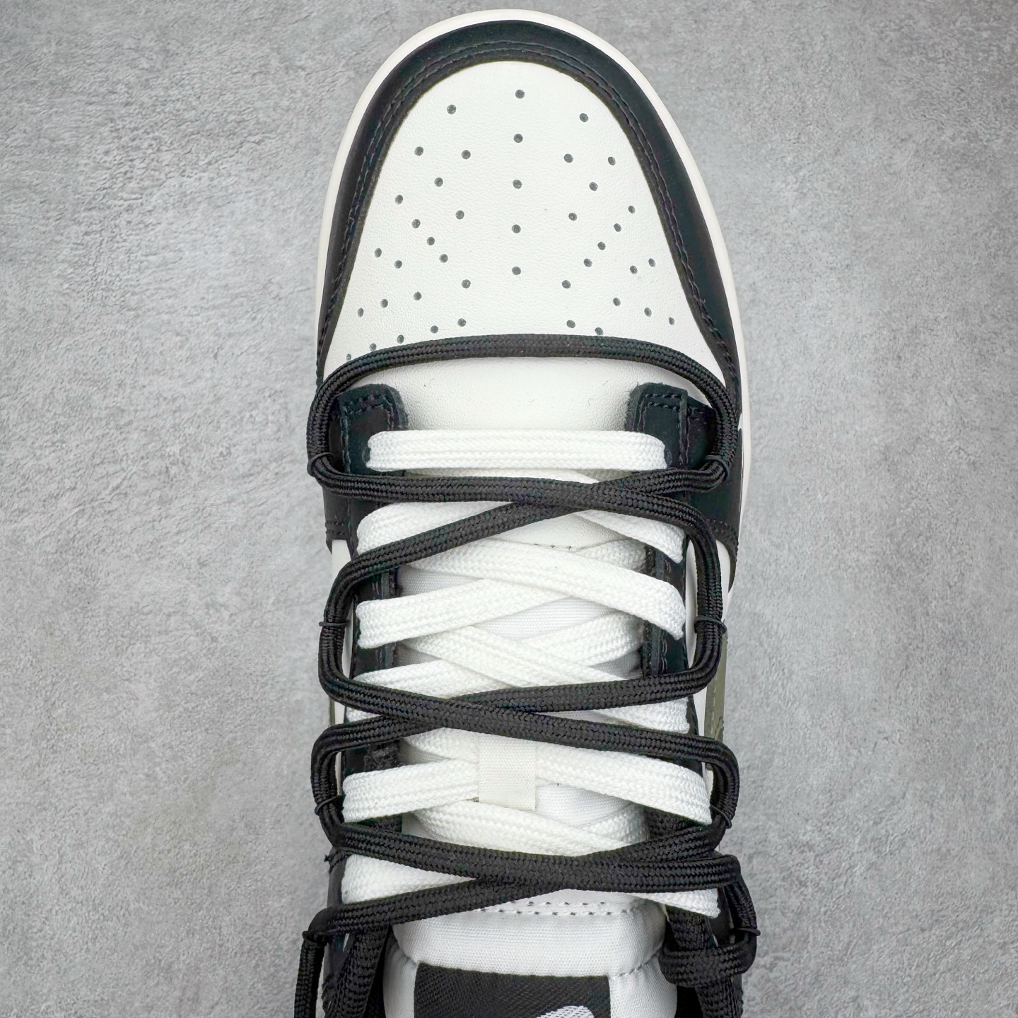 图片[4]-＃YC纯原 NK Dunk Low 山居冷茶 BG0512-083 此款鞋身大面积选用纯白皮革，黑色鞋头与中底，似山石剪影，沉稳托起整体轮廓；一抹橄榄绿Swoosh划破沉寂，正是远山冷茶的色彩凝结，清冷高级。后跟「REMAKE」烙印宣告被重新解构的经典，为极简设计注入一丝不羁的个性灵魂。定制系列天花板 无原鞋不开发 全系列得物原鞋一比一校对开发 配色持续更新中 终端对接 优势输出 全套原厂楦头原纸板数据档案倾力打造 原汁原味莞产 极致还原 圈内最强针车工艺 高端零售指定版 广东原厂配套原盒原标 鞋盒分三个尺码段 原厂冲刀 超高清洁度 全鞋零毛边皮料切割 采用原厂百宏鞋带以及原厂百宏织唛舌标 内标可供原厂几率过验 进口原装条纹中底布 四线拉帮白色点胶 原厂拉帮手法遵循公司 原厂电绣 极致还原 尺码：36 36.5 37.5 38 38.5 39 40 40.5 41 42 42.5 43 44 44.5 45 46-选品中心