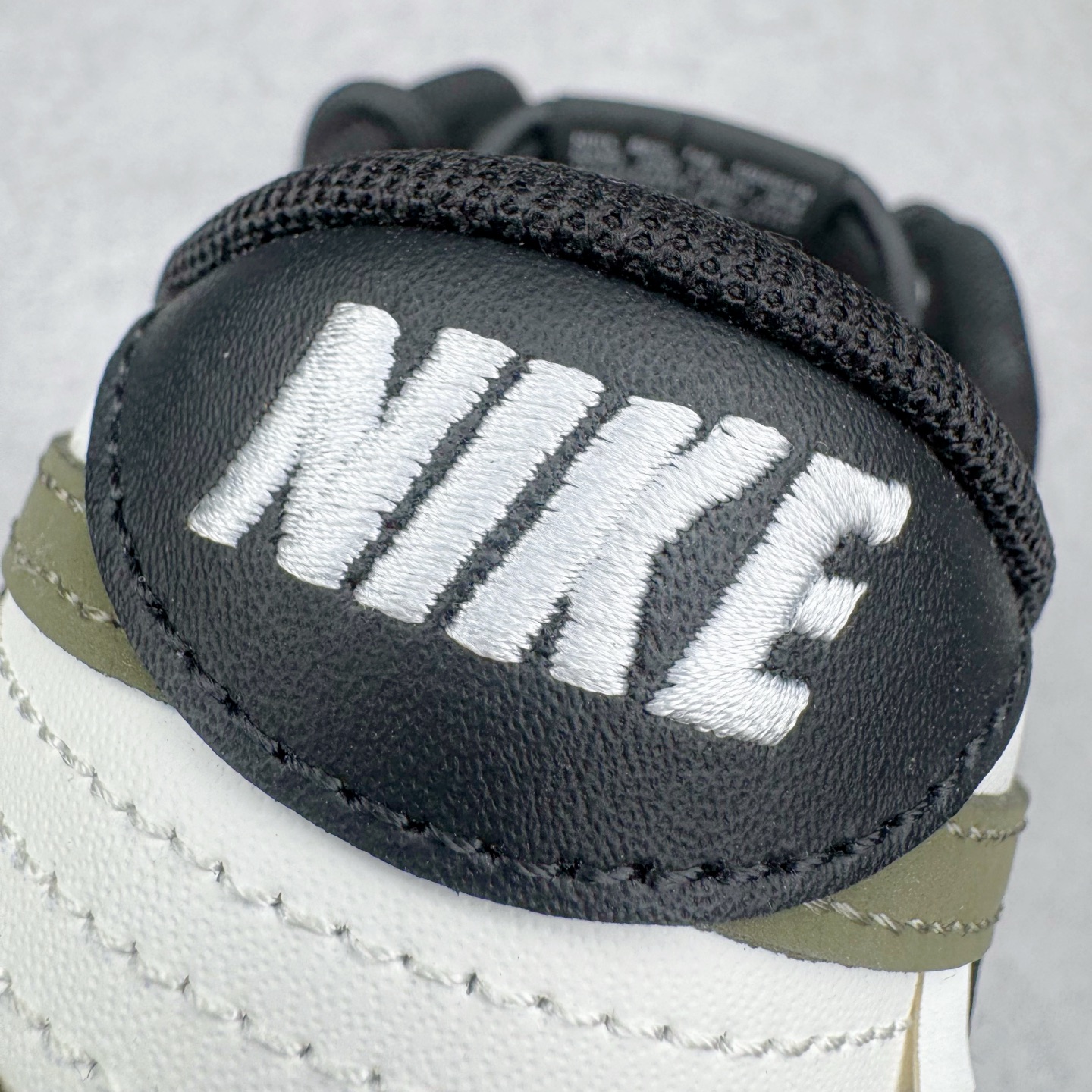 图片[15]-＃YC纯原 NK Dunk Low 山居冷茶 BG0512-083 此款鞋身大面积选用纯白皮革，黑色鞋头与中底，似山石剪影，沉稳托起整体轮廓；一抹橄榄绿Swoosh划破沉寂，正是远山冷茶的色彩凝结，清冷高级。后跟「REMAKE」烙印宣告被重新解构的经典，为极简设计注入一丝不羁的个性灵魂。定制系列天花板 无原鞋不开发 全系列得物原鞋一比一校对开发 配色持续更新中 终端对接 优势输出 全套原厂楦头原纸板数据档案倾力打造 原汁原味莞产 极致还原 圈内最强针车工艺 高端零售指定版 广东原厂配套原盒原标 鞋盒分三个尺码段 原厂冲刀 超高清洁度 全鞋零毛边皮料切割 采用原厂百宏鞋带以及原厂百宏织唛舌标 内标可供原厂几率过验 进口原装条纹中底布 四线拉帮白色点胶 原厂拉帮手法遵循公司 原厂电绣 极致还原 尺码：36 36.5 37.5 38 38.5 39 40 40.5 41 42 42.5 43 44 44.5 45 46-选品中心