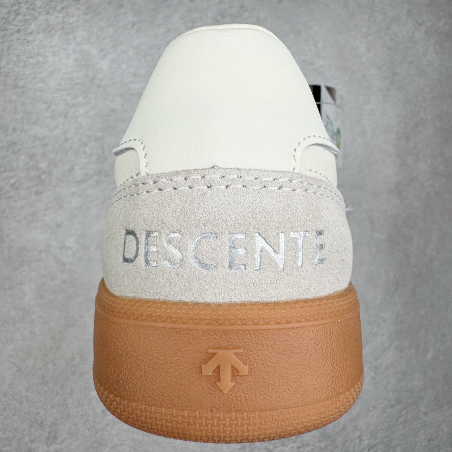 图片[8]-DESCENTE Chron 迪桑特复古拼接 舒适百搭 耐磨低帮生活休闲鞋 是一款集复古与现代于一体的低帮跑步鞋 简洁的牛皮鞋面不仅彰显出时尚的质感 还适用于多种场合的穿搭 这款鞋子的透气性能极佳 轻质弹性鞋底则提供了良好的舒适度和耐磨性 使你在行走或跑步时都能感受到脚底的柔软与支撑 尺码：36 36.5 37.5 38 38.5 39 40 40.5 41 42 42.5 43 44 44.5 45-选品中心