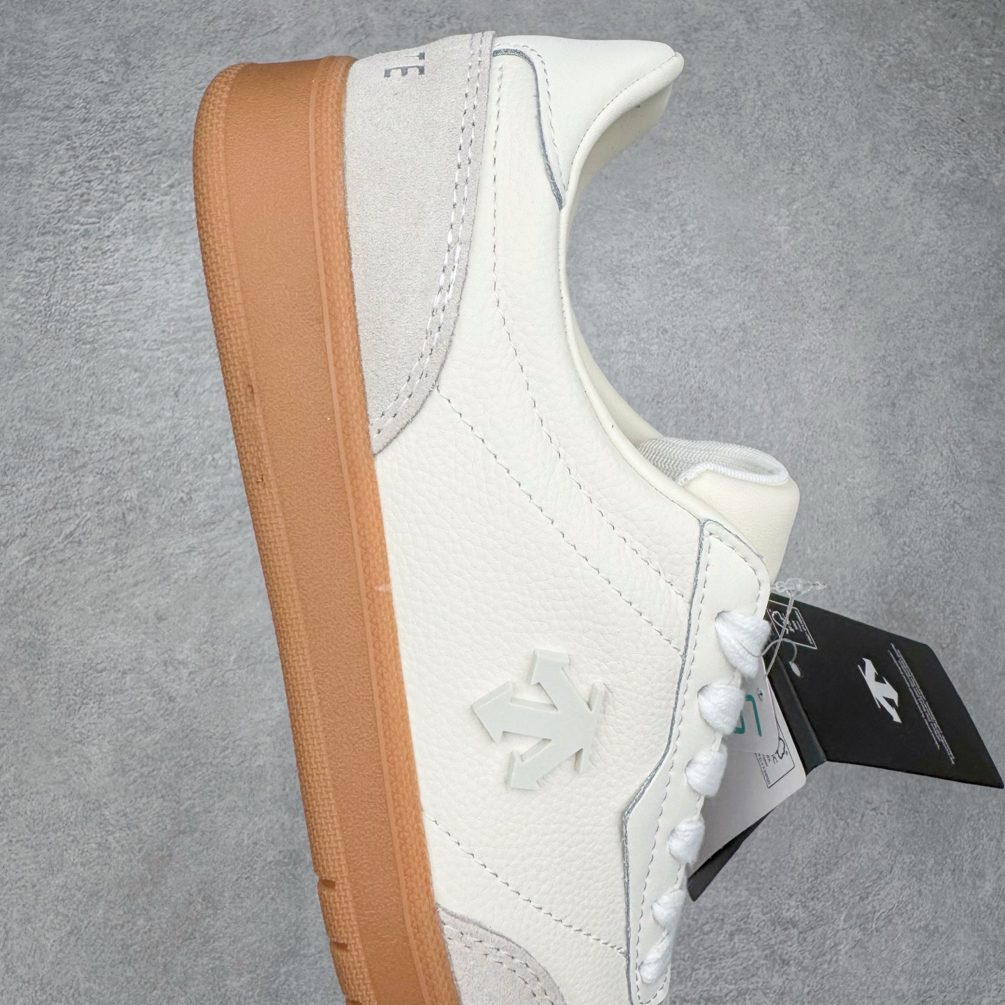 图片[6]-DESCENTE Chron 迪桑特复古拼接 舒适百搭 耐磨低帮生活休闲鞋 是一款集复古与现代于一体的低帮跑步鞋 简洁的牛皮鞋面不仅彰显出时尚的质感 还适用于多种场合的穿搭 这款鞋子的透气性能极佳 轻质弹性鞋底则提供了良好的舒适度和耐磨性 使你在行走或跑步时都能感受到脚底的柔软与支撑 尺码：36 36.5 37.5 38 38.5 39 40 40.5 41 42 42.5 43 44 44.5 45-选品中心