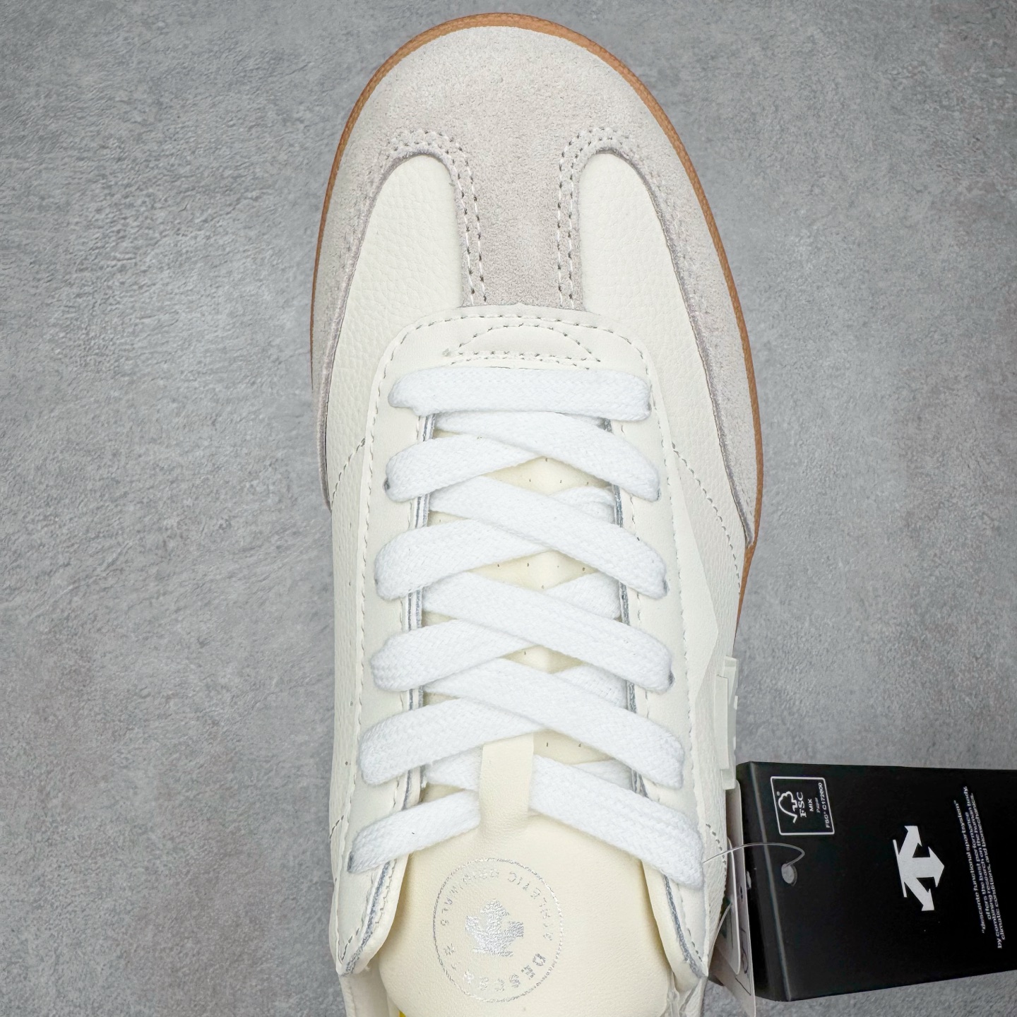 图片[4]-DESCENTE Chron 迪桑特复古拼接 舒适百搭 耐磨低帮生活休闲鞋 是一款集复古与现代于一体的低帮跑步鞋 简洁的牛皮鞋面不仅彰显出时尚的质感 还适用于多种场合的穿搭 这款鞋子的透气性能极佳 轻质弹性鞋底则提供了良好的舒适度和耐磨性 使你在行走或跑步时都能感受到脚底的柔软与支撑 尺码：36 36.5 37.5 38 38.5 39 40 40.5 41 42 42.5 43 44 44.5 45-选品中心