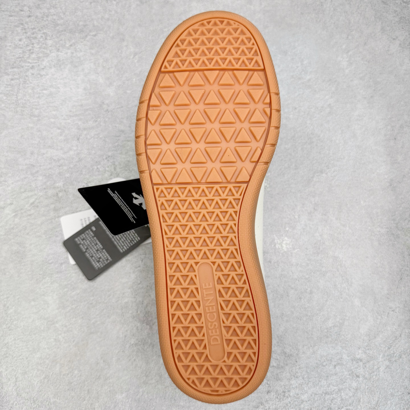 图片[9]-DESCENTE Chron 迪桑特复古拼接 舒适百搭 耐磨低帮生活休闲鞋 是一款集复古与现代于一体的低帮跑步鞋 简洁的牛皮鞋面不仅彰显出时尚的质感 还适用于多种场合的穿搭 这款鞋子的透气性能极佳 轻质弹性鞋底则提供了良好的舒适度和耐磨性 使你在行走或跑步时都能感受到脚底的柔软与支撑 尺码：36 36.5 37.5 38 38.5 39 40 40.5 41 42 42.5 43 44 44.5 45-选品中心