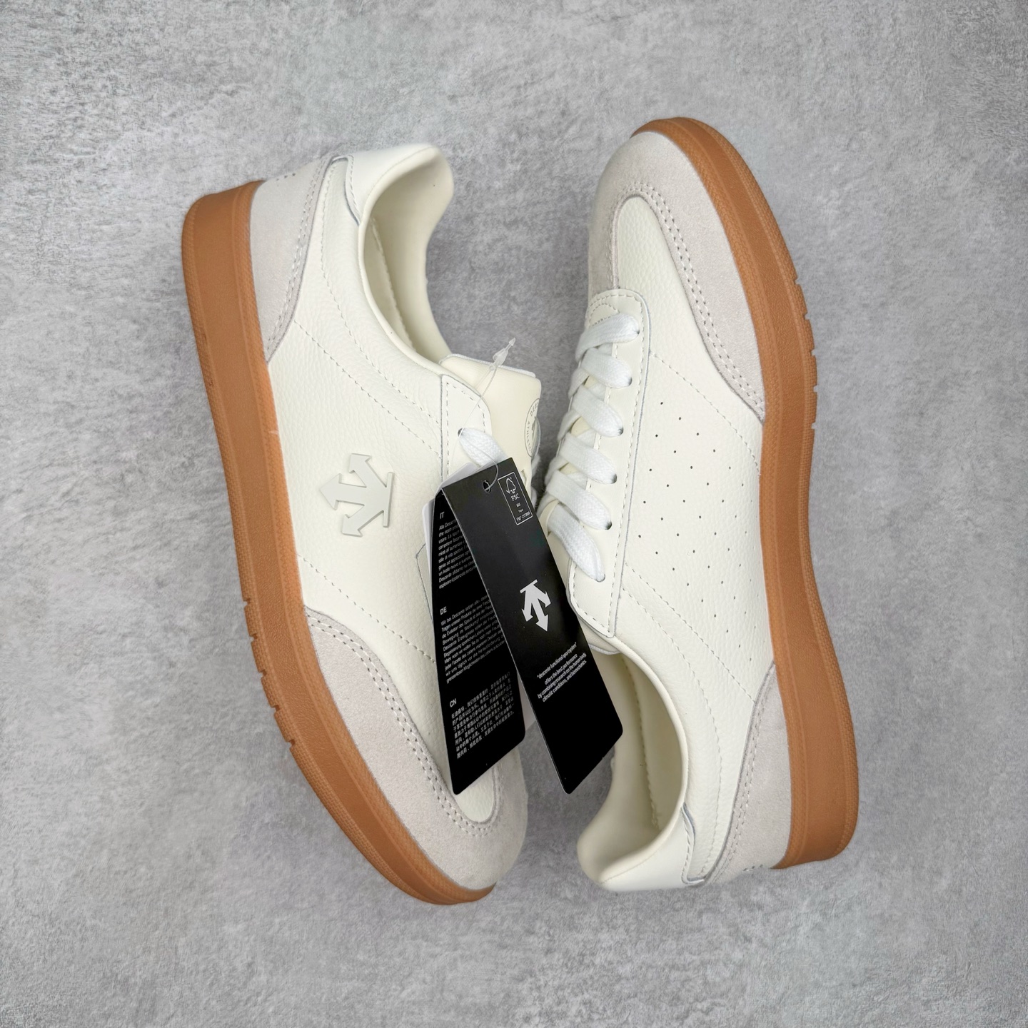 图片[3]-DESCENTE Chron 迪桑特复古拼接 舒适百搭 耐磨低帮生活休闲鞋 是一款集复古与现代于一体的低帮跑步鞋 简洁的牛皮鞋面不仅彰显出时尚的质感 还适用于多种场合的穿搭 这款鞋子的透气性能极佳 轻质弹性鞋底则提供了良好的舒适度和耐磨性 使你在行走或跑步时都能感受到脚底的柔软与支撑 尺码：36 36.5 37.5 38 38.5 39 40 40.5 41 42 42.5 43 44 44.5 45-选品中心