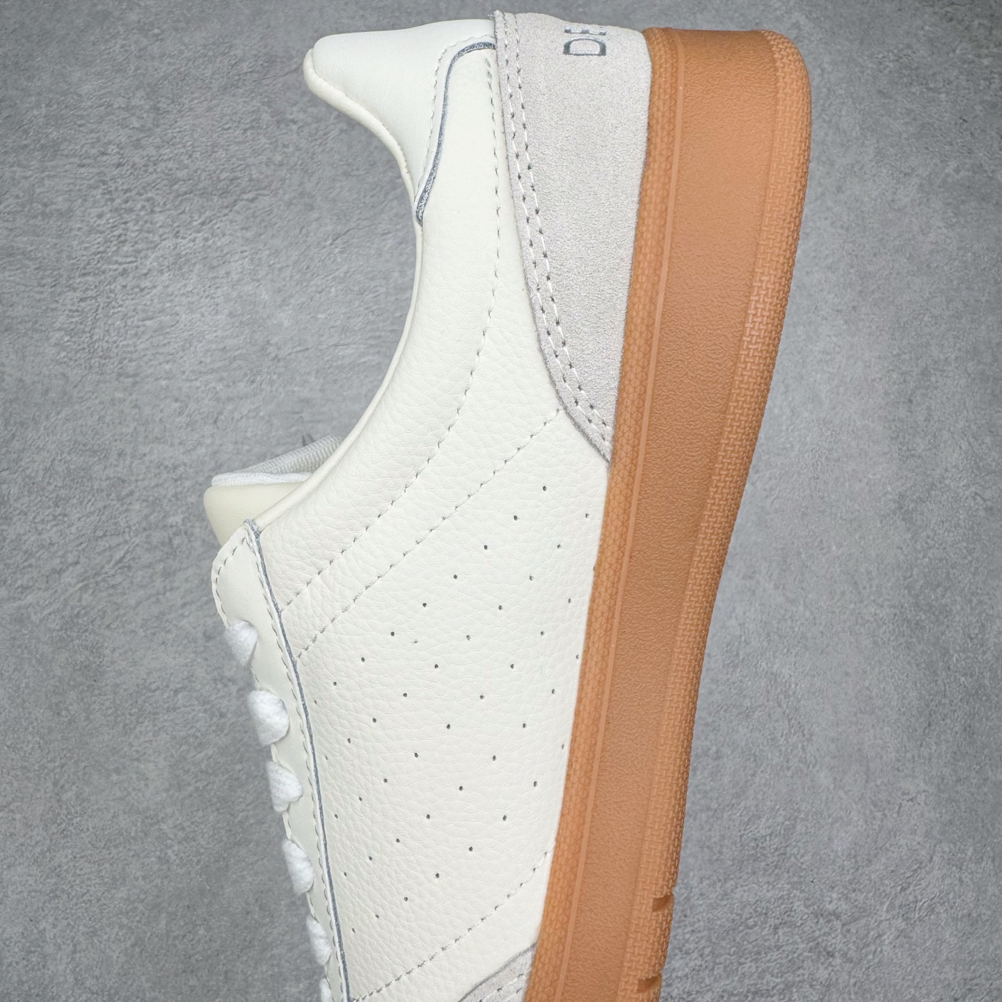 图片[7]-DESCENTE Chron 迪桑特复古拼接 舒适百搭 耐磨低帮生活休闲鞋 是一款集复古与现代于一体的低帮跑步鞋 简洁的牛皮鞋面不仅彰显出时尚的质感 还适用于多种场合的穿搭 这款鞋子的透气性能极佳 轻质弹性鞋底则提供了良好的舒适度和耐磨性 使你在行走或跑步时都能感受到脚底的柔软与支撑 尺码：36 36.5 37.5 38 38.5 39 40 40.5 41 42 42.5 43 44 44.5 45-选品中心