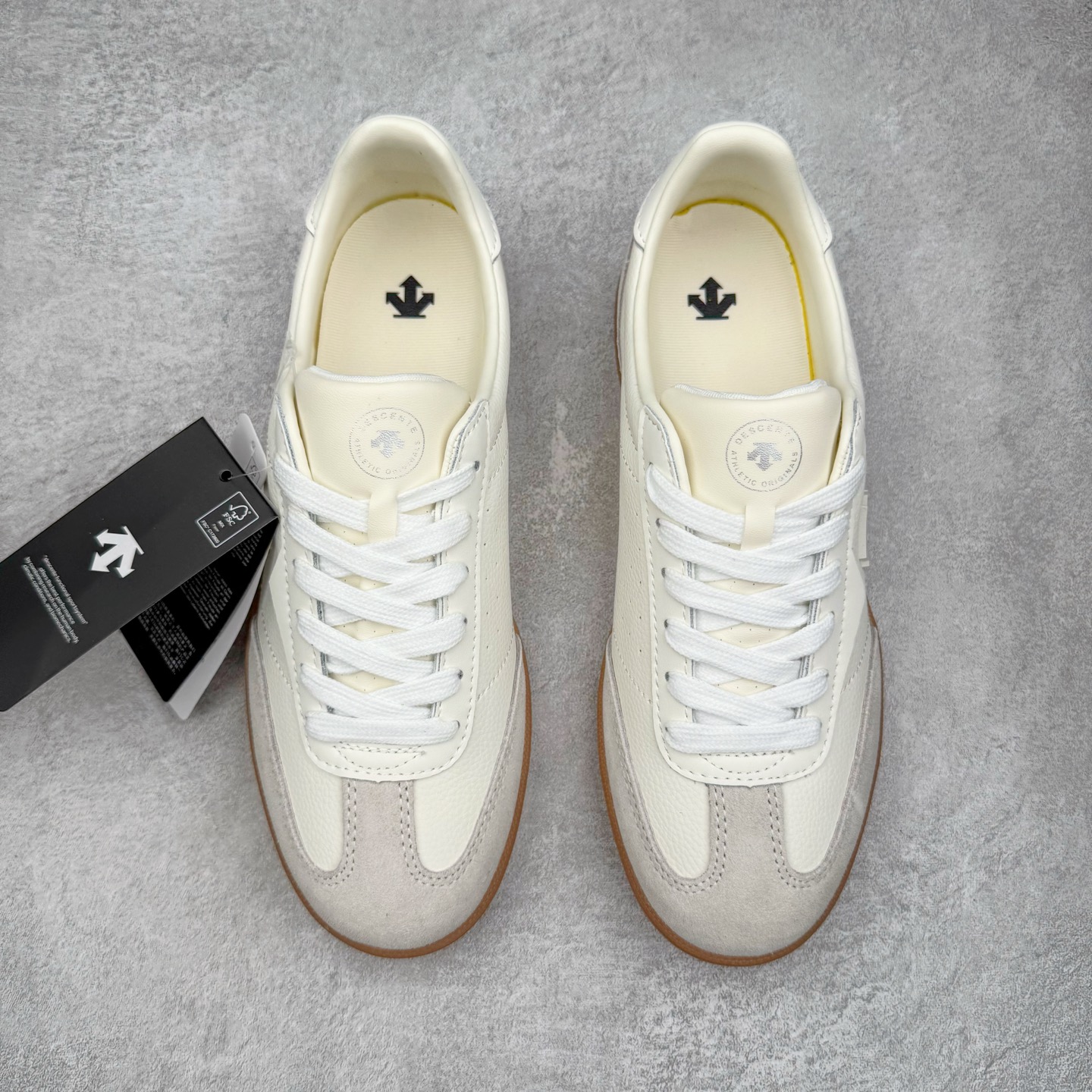 图片[2]-DESCENTE Chron 迪桑特复古拼接 舒适百搭 耐磨低帮生活休闲鞋 是一款集复古与现代于一体的低帮跑步鞋 简洁的牛皮鞋面不仅彰显出时尚的质感 还适用于多种场合的穿搭 这款鞋子的透气性能极佳 轻质弹性鞋底则提供了良好的舒适度和耐磨性 使你在行走或跑步时都能感受到脚底的柔软与支撑 尺码：36 36.5 37.5 38 38.5 39 40 40.5 41 42 42.5 43 44 44.5 45-选品中心