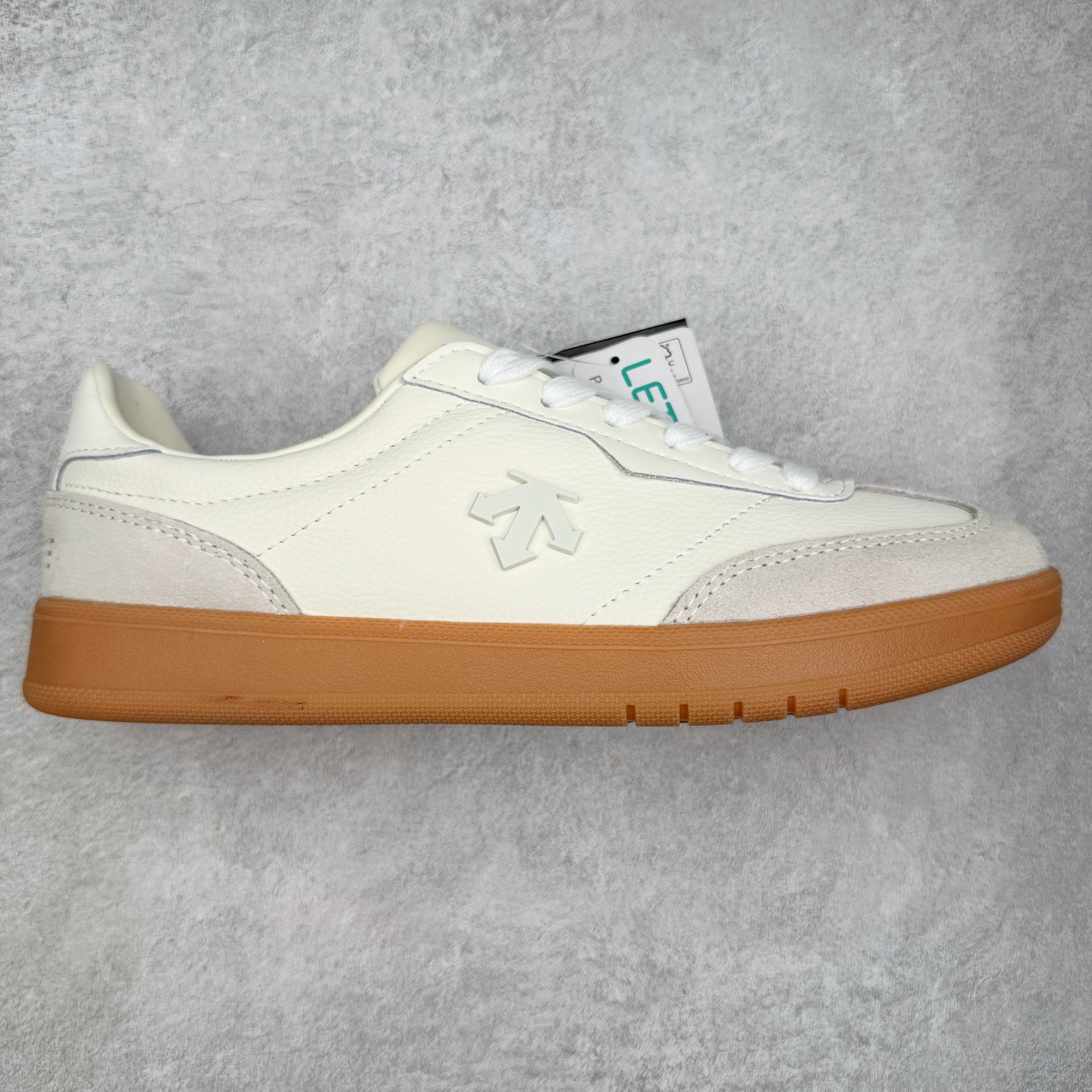 DESCENTE Chron 迪桑特复古拼接 舒适百搭 耐磨低帮生活休闲鞋 是一款集复古与现代于一体的低帮跑步鞋 简洁的牛皮鞋面不仅彰显出时尚的质感 还适用于多种场合的穿搭 这款鞋子的透气性能极佳 轻质弹性鞋底则提供了良好的舒适度和耐磨性 使你在行走或跑步时都能感受到脚底的柔软与支撑 尺码：36 36.5 37.5 38 38.5 39 40 40.5 41 42 42.5 43 44 44.5 45-选品中心