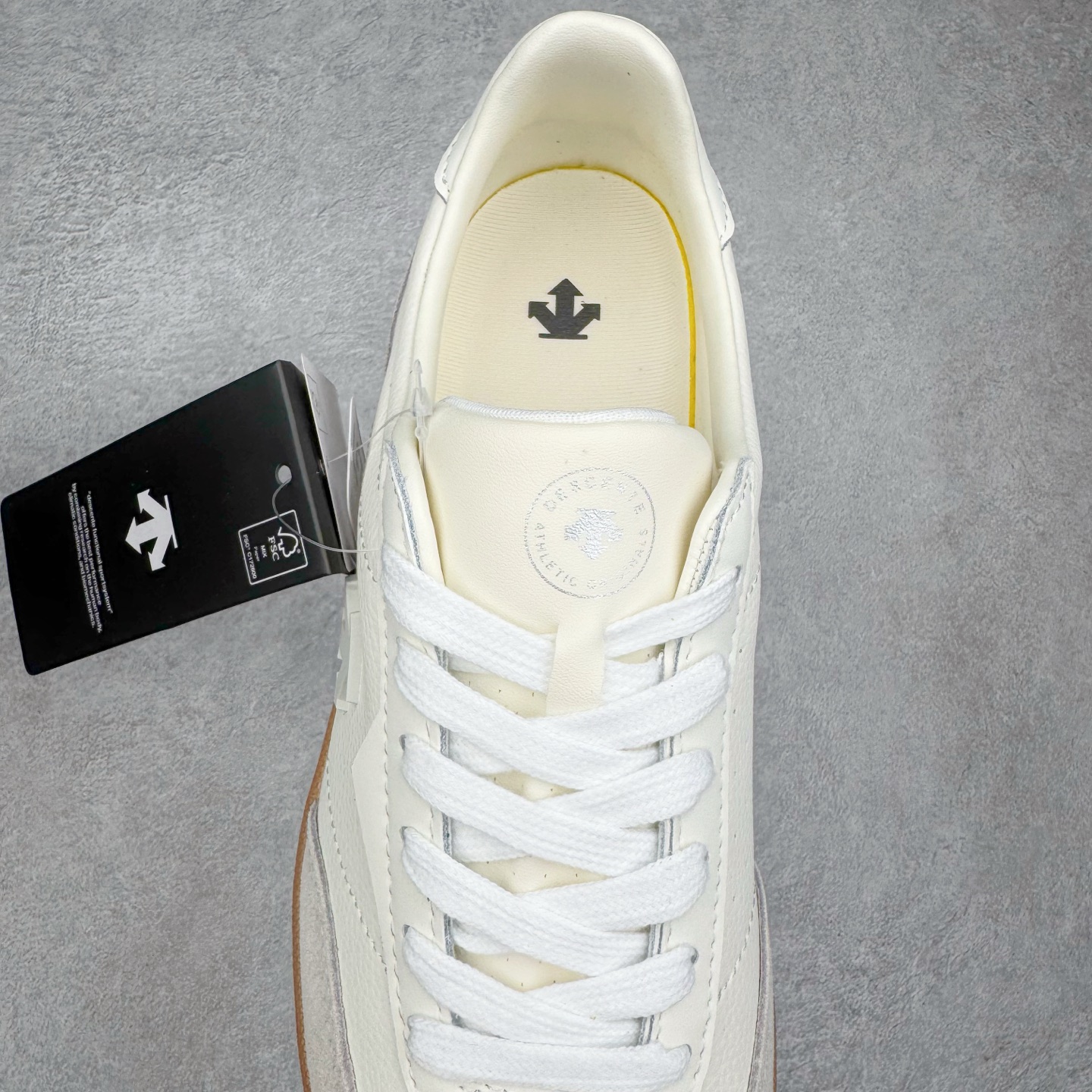 图片[5]-DESCENTE Chron 迪桑特复古拼接 舒适百搭 耐磨低帮生活休闲鞋 是一款集复古与现代于一体的低帮跑步鞋 简洁的牛皮鞋面不仅彰显出时尚的质感 还适用于多种场合的穿搭 这款鞋子的透气性能极佳 轻质弹性鞋底则提供了良好的舒适度和耐磨性 使你在行走或跑步时都能感受到脚底的柔软与支撑 尺码：36 36.5 37.5 38 38.5 39 40 40.5 41 42 42.5 43 44 44.5 45-选品中心