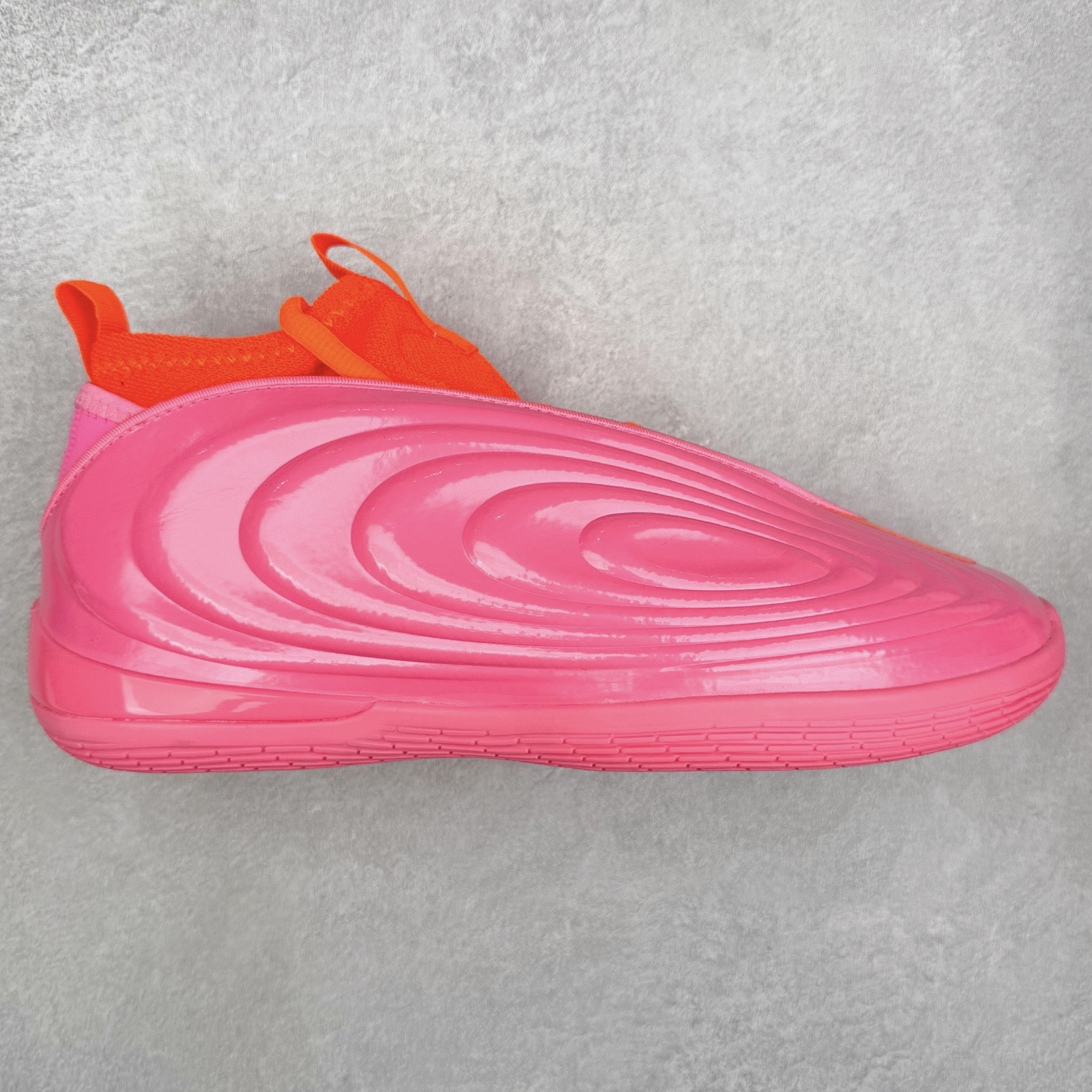 AD Harden Vol. 10 哈登十代签名篮球鞋 以来极具未来感与复古风格的简洁设计语言，贯彻了 James Harden 本人在球场内外秉持的「Under No One」的态度与个性。鞋形轮廓采用了流线型设计，且没有多余的线条或元素，营造出一种极具速度感的视觉印象；鞋侧的三条纹在这次则是以野兽抓痕般的形态呈现，进一步强化了鞋款的战斗氛围的同时，更带来强烈的科幻感与战斗氛围。鞋身两侧的三条纹，不仅传达蕴含战斗气息的视觉美感，亦巧妙融入透气板设计提升穿着体验，在激烈赛况中兼顾轻质舒适与时尚气息；在中底部分则采用全掌 Lightboost 科技结合 Y 型抗扭片，为赛场提供轻量化的脚感与卓越的缓震回弹支持；大底分区纹路与外底上翻设计进一步强化抓地力，无论是在变向、突破还是起跳时都能够提供稳固的支撑，满足复杂赛场需求。除了将实战性能与时尚元素融合，Harden Vol 9 亦帮助提升球员的赛场表现的同时，也在场外传递 James Harden 不断进化，不断提升自我的无畏风格。尺码：40 40.5 41 42 42.5 43 44 44.5 45 46-选品中心