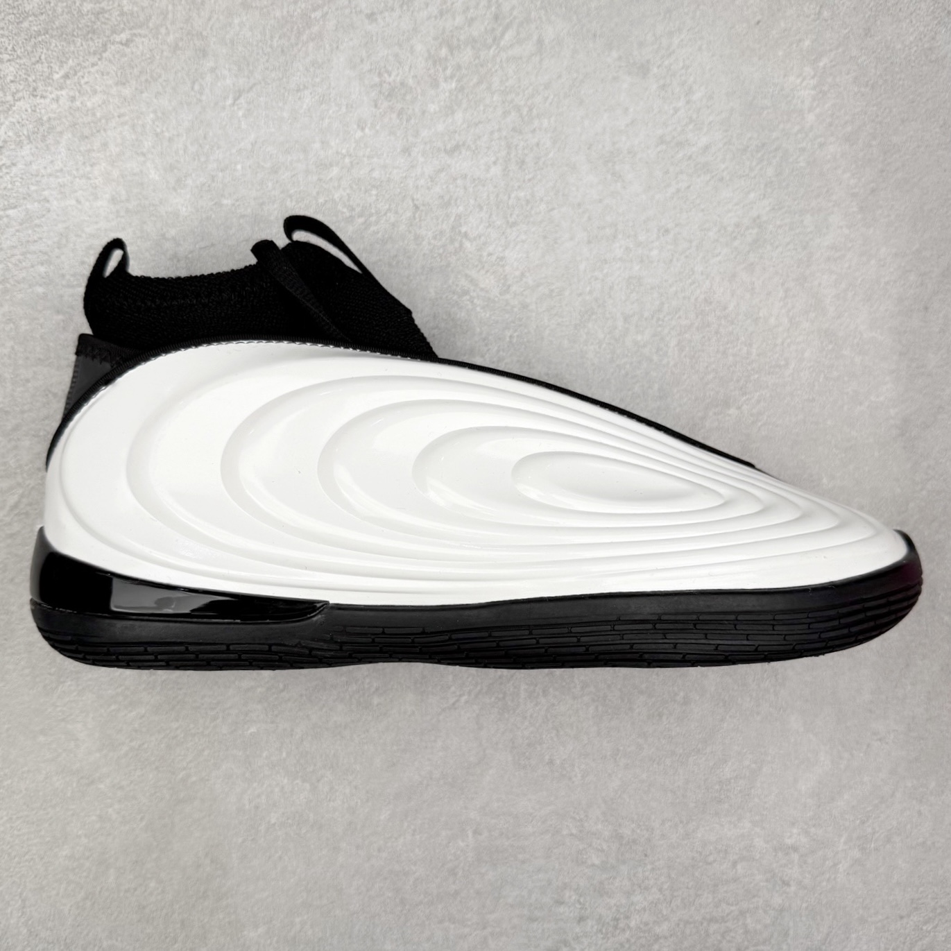 AD Harden Vol. 10 哈登十代签名篮球鞋 以来极具未来感与复古风格的简洁设计语言，贯彻了 James Harden 本人在球场内外秉持的「Under No One」的态度与个性。鞋形轮廓采用了流线型设计，且没有多余的线条或元素，营造出一种极具速度感的视觉印象；鞋侧的三条纹在这次则是以野兽抓痕般的形态呈现，进一步强化了鞋款的战斗氛围的同时，更带来强烈的科幻感与战斗氛围。鞋身两侧的三条纹，不仅传达蕴含战斗气息的视觉美感，亦巧妙融入透气板设计提升穿着体验，在激烈赛况中兼顾轻质舒适与时尚气息；在中底部分则采用全掌 Lightboost 科技结合 Y 型抗扭片，为赛场提供轻量化的脚感与卓越的缓震回弹支持；大底分区纹路与外底上翻设计进一步强化抓地力，无论是在变向、突破还是起跳时都能够提供稳固的支撑，满足复杂赛场需求。除了将实战性能与时尚元素融合，Harden Vol 9 亦帮助提升球员的赛场表现的同时，也在场外传递 James Harden 不断进化，不断提升自我的无畏风格。尺码：40 40.5 41 42 42.5 43 44 44.5 45 46-选品中心