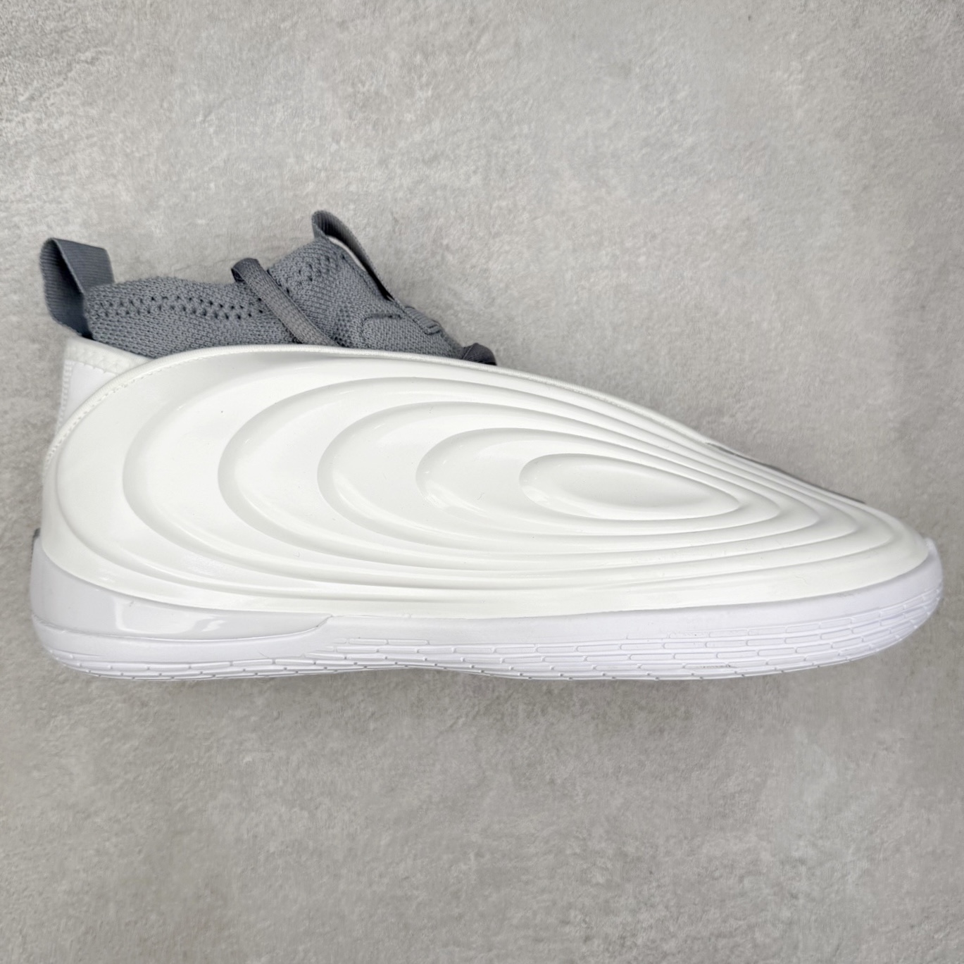 AD Harden Vol. 10 哈登十代签名篮球鞋 以来极具未来感与复古风格的简洁设计语言，贯彻了 James Harden 本人在球场内外秉持的「Under No One」的态度与个性。鞋形轮廓采用了流线型设计，且没有多余的线条或元素，营造出一种极具速度感的视觉印象；鞋侧的三条纹在这次则是以野兽抓痕般的形态呈现，进一步强化了鞋款的战斗氛围的同时，更带来强烈的科幻感与战斗氛围。鞋身两侧的三条纹，不仅传达蕴含战斗气息的视觉美感，亦巧妙融入透气板设计提升穿着体验，在激烈赛况中兼顾轻质舒适与时尚气息；在中底部分则采用全掌 Lightboost 科技结合 Y 型抗扭片，为赛场提供轻量化的脚感与卓越的缓震回弹支持；大底分区纹路与外底上翻设计进一步强化抓地力，无论是在变向、突破还是起跳时都能够提供稳固的支撑，满足复杂赛场需求。除了将实战性能与时尚元素融合，Harden Vol 9 亦帮助提升球员的赛场表现的同时，也在场外传递 James Harden 不断进化，不断提升自我的无畏风格。尺码：40 40.5 41 42 42.5 43 44 44.5 45 46-选品中心