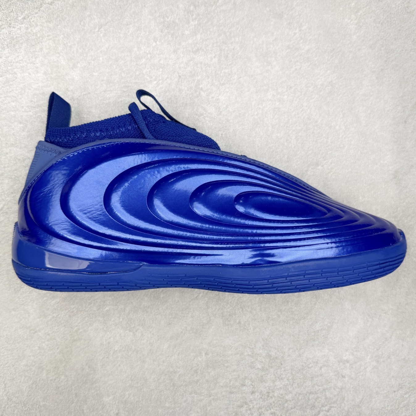 AD Harden Vol. 10 哈登十代签名篮球鞋 以来极具未来感与复古风格的简洁设计语言，贯彻了 James Harden 本人在球场内外秉持的「Under No One」的态度与个性。鞋形轮廓采用了流线型设计，且没有多余的线条或元素，营造出一种极具速度感的视觉印象；鞋侧的三条纹在这次则是以野兽抓痕般的形态呈现，进一步强化了鞋款的战斗氛围的同时，更带来强烈的科幻感与战斗氛围。鞋身两侧的三条纹，不仅传达蕴含战斗气息的视觉美感，亦巧妙融入透气板设计提升穿着体验，在激烈赛况中兼顾轻质舒适与时尚气息；在中底部分则采用全掌 Lightboost 科技结合 Y 型抗扭片，为赛场提供轻量化的脚感与卓越的缓震回弹支持；大底分区纹路与外底上翻设计进一步强化抓地力，无论是在变向、突破还是起跳时都能够提供稳固的支撑，满足复杂赛场需求。除了将实战性能与时尚元素融合，Harden Vol 9 亦帮助提升球员的赛场表现的同时，也在场外传递 James Harden 不断进化，不断提升自我的无畏风格。尺码：40 40.5 41 42 42.5 43 44 44.5 45 46-选品中心