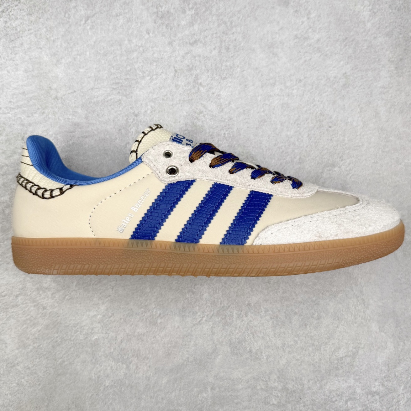 AD Original Samba OG 复古经典轻便板鞋 IH7756 口碑大厂出品 品控大底版型不断改良更新 全套原纸板楦头开发 确保原汁原味 完美呈现桑巴版型 一比一鞋头弧度高度鞋身弧度 此版本只针对中端市场 皮料材质有所更替 其他数据细节工艺流程均保持一致 绝不口嗨 细节品控鞋型随意对比 正确烫金高频细节 原装纳米超迁皮料 独家私模橡胶大底 原盒原配 这款桑巴鞋展示了高质量的工艺 带有装饰的超锁缝制和无缝的手感 柔软、柔软的皮革造型和标志性的3条纹完成了精致的外观 正规合身鞋带 鞋面上有绒面鞋垫 橡胶鞋底 享受正畸套筒软感 自50年代首次亮相以来就一直在赢得粉丝的青睐 尺码:35.5 36 36.5 37.5 38 38.5 39 40 40.5 41 42 42.5 43 44 44.5 45-选品中心