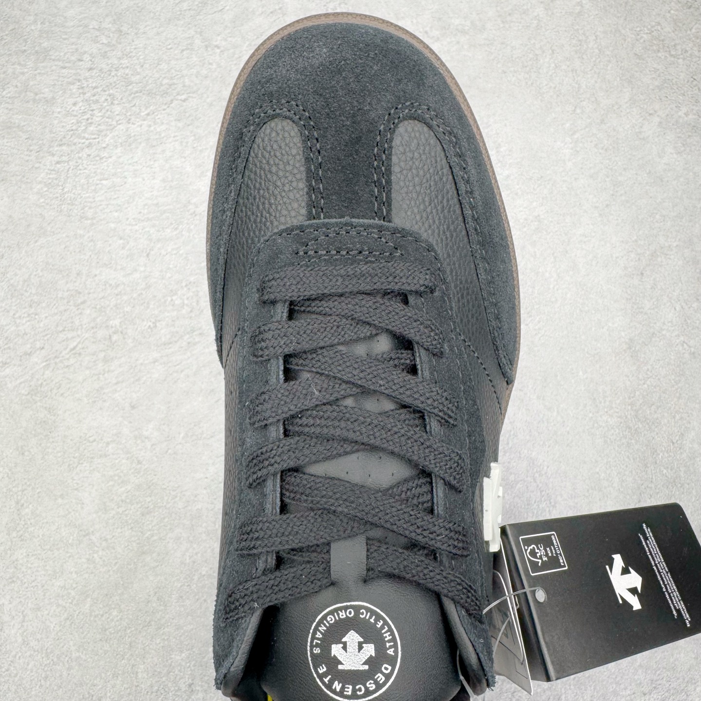 图片[4]-DESCENTE Chron 迪桑特复古拼接 舒适百搭 耐磨低帮生活休闲鞋 是一款集复古与现代于一体的低帮跑步鞋 简洁的牛皮鞋面不仅彰显出时尚的质感 还适用于多种场合的穿搭 这款鞋子的透气性能极佳 轻质弹性鞋底则提供了良好的舒适度和耐磨性 使你在行走或跑步时都能感受到脚底的柔软与支撑 尺码：36 36.5 37.5 38 38.5 39 40 40.5 41 42 42.5 43 44 44.5 45-选品中心