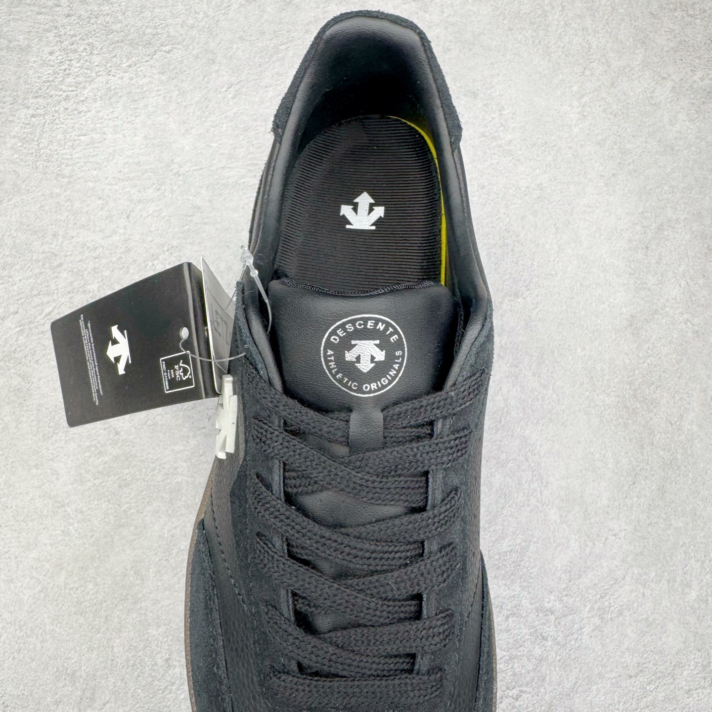 图片[5]-DESCENTE Chron 迪桑特复古拼接 舒适百搭 耐磨低帮生活休闲鞋 是一款集复古与现代于一体的低帮跑步鞋 简洁的牛皮鞋面不仅彰显出时尚的质感 还适用于多种场合的穿搭 这款鞋子的透气性能极佳 轻质弹性鞋底则提供了良好的舒适度和耐磨性 使你在行走或跑步时都能感受到脚底的柔软与支撑 尺码：36 36.5 37.5 38 38.5 39 40 40.5 41 42 42.5 43 44 44.5 45-选品中心