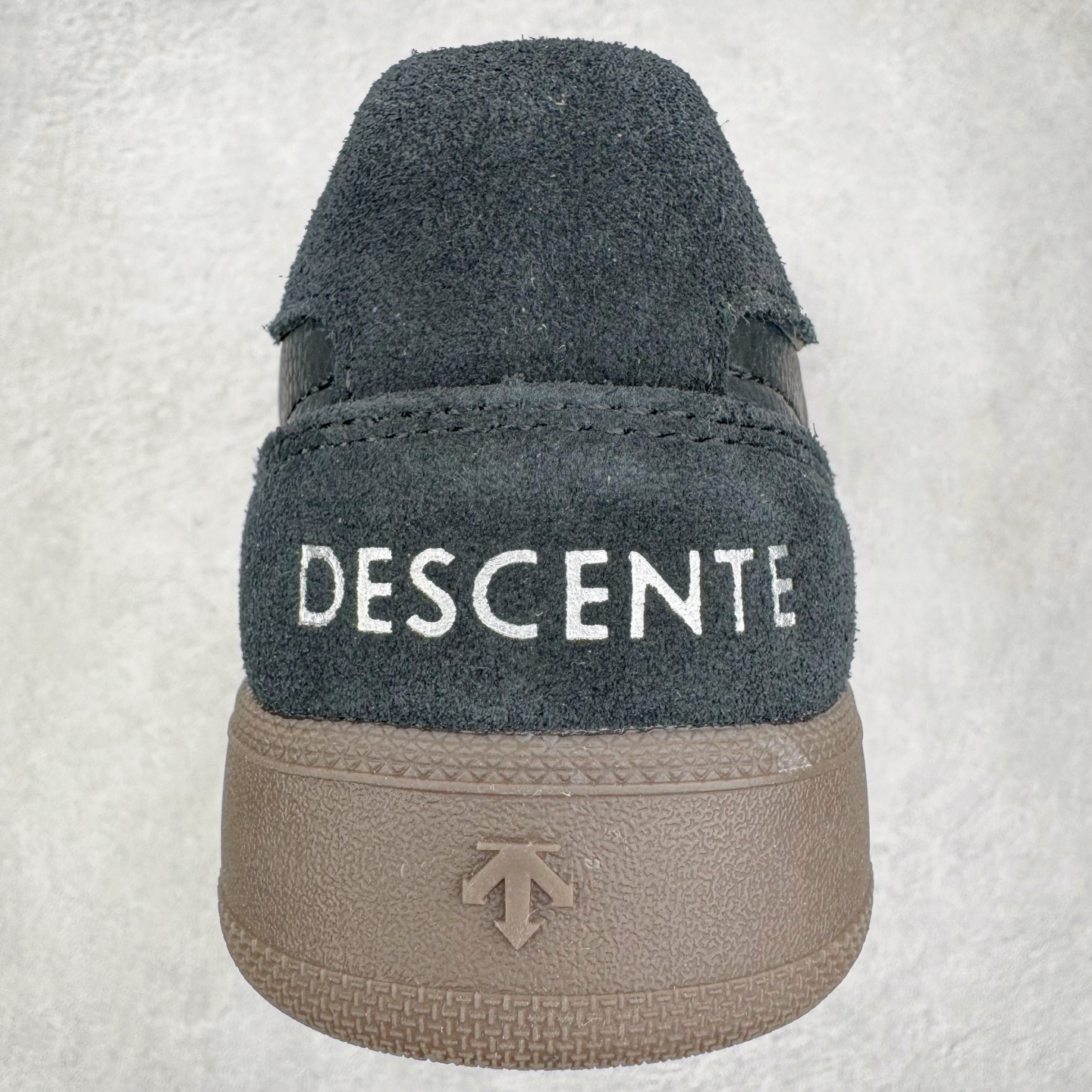 图片[8]-DESCENTE Chron 迪桑特复古拼接 舒适百搭 耐磨低帮生活休闲鞋 是一款集复古与现代于一体的低帮跑步鞋 简洁的牛皮鞋面不仅彰显出时尚的质感 还适用于多种场合的穿搭 这款鞋子的透气性能极佳 轻质弹性鞋底则提供了良好的舒适度和耐磨性 使你在行走或跑步时都能感受到脚底的柔软与支撑 尺码：36 36.5 37.5 38 38.5 39 40 40.5 41 42 42.5 43 44 44.5 45-选品中心