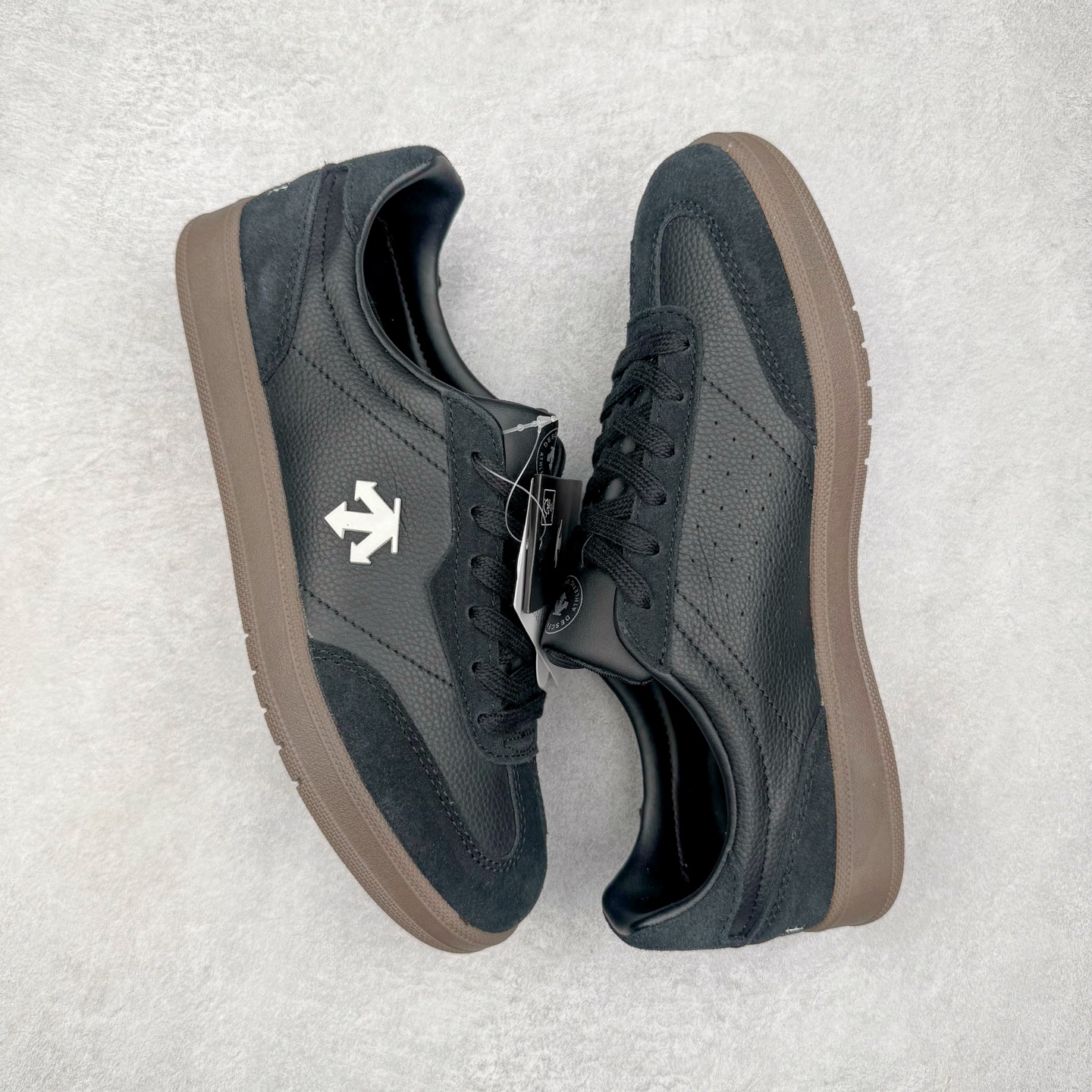 图片[3]-DESCENTE Chron 迪桑特复古拼接 舒适百搭 耐磨低帮生活休闲鞋 是一款集复古与现代于一体的低帮跑步鞋 简洁的牛皮鞋面不仅彰显出时尚的质感 还适用于多种场合的穿搭 这款鞋子的透气性能极佳 轻质弹性鞋底则提供了良好的舒适度和耐磨性 使你在行走或跑步时都能感受到脚底的柔软与支撑 尺码：36 36.5 37.5 38 38.5 39 40 40.5 41 42 42.5 43 44 44.5 45-选品中心