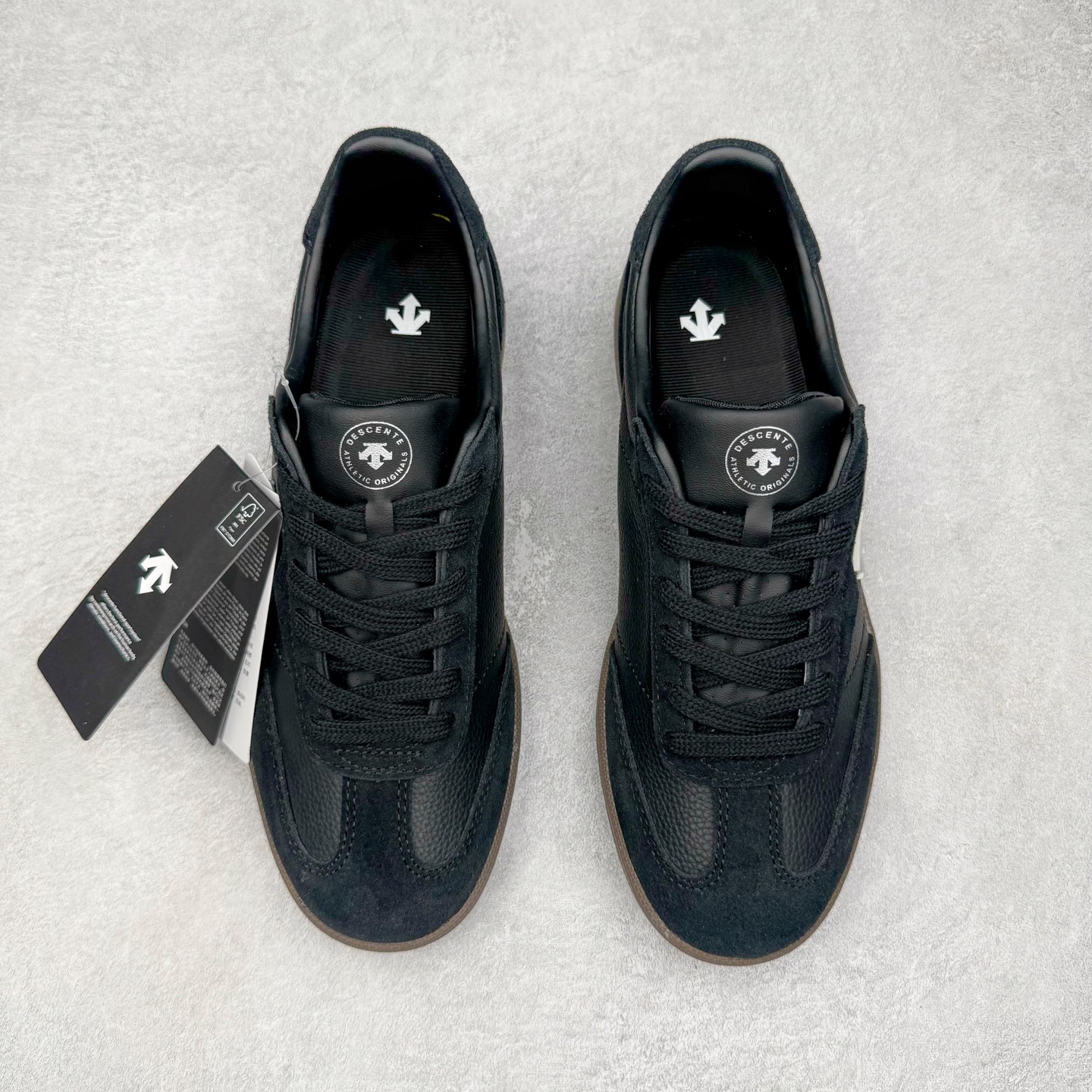 图片[2]-DESCENTE Chron 迪桑特复古拼接 舒适百搭 耐磨低帮生活休闲鞋 是一款集复古与现代于一体的低帮跑步鞋 简洁的牛皮鞋面不仅彰显出时尚的质感 还适用于多种场合的穿搭 这款鞋子的透气性能极佳 轻质弹性鞋底则提供了良好的舒适度和耐磨性 使你在行走或跑步时都能感受到脚底的柔软与支撑 尺码：36 36.5 37.5 38 38.5 39 40 40.5 41 42 42.5 43 44 44.5 45-选品中心