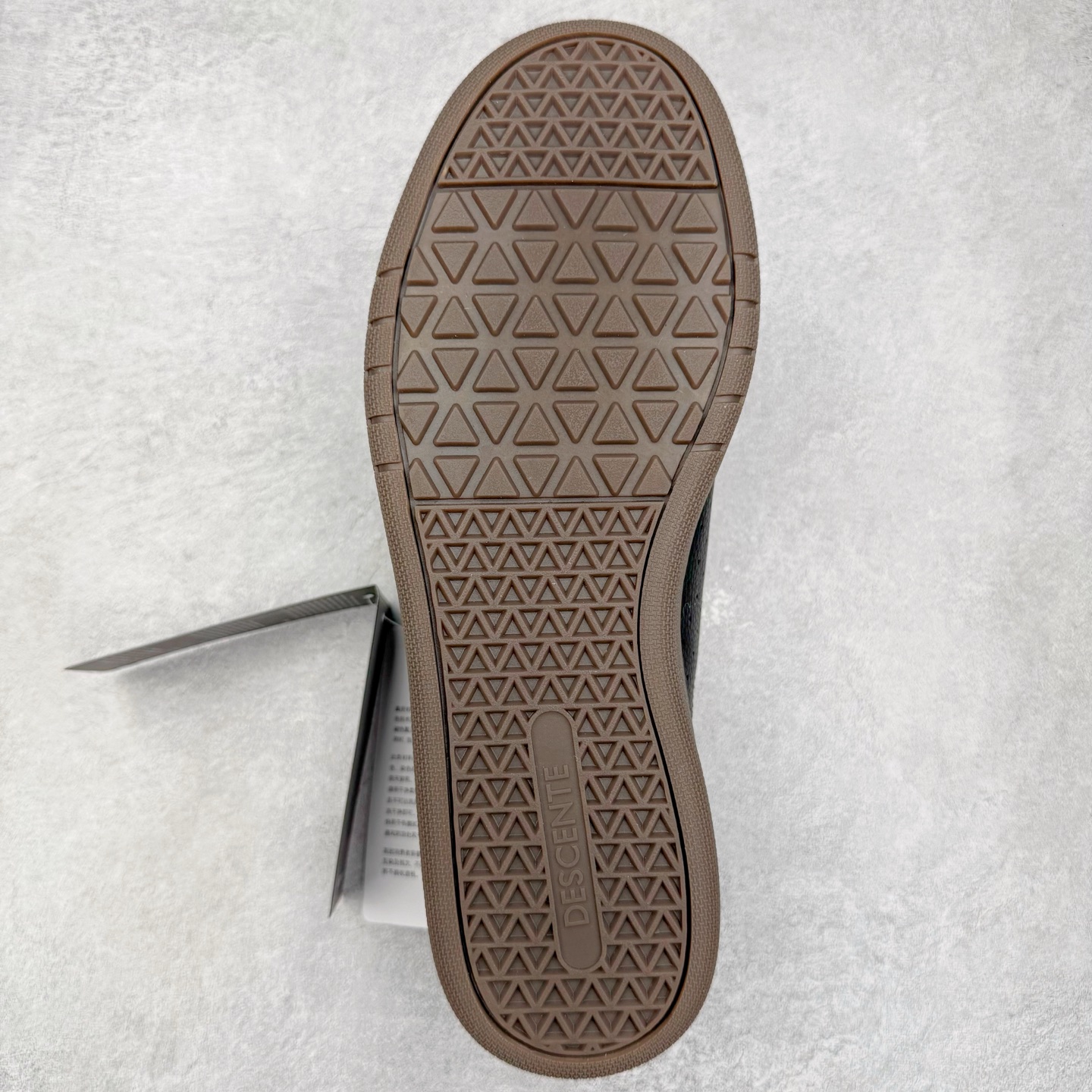 图片[9]-DESCENTE Chron 迪桑特复古拼接 舒适百搭 耐磨低帮生活休闲鞋 是一款集复古与现代于一体的低帮跑步鞋 简洁的牛皮鞋面不仅彰显出时尚的质感 还适用于多种场合的穿搭 这款鞋子的透气性能极佳 轻质弹性鞋底则提供了良好的舒适度和耐磨性 使你在行走或跑步时都能感受到脚底的柔软与支撑 尺码：36 36.5 37.5 38 38.5 39 40 40.5 41 42 42.5 43 44 44.5 45-选品中心