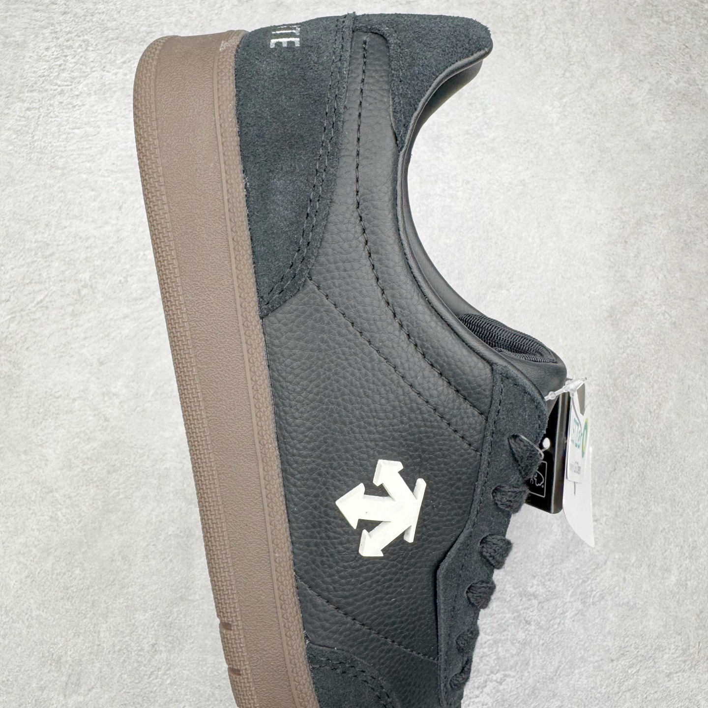 图片[6]-DESCENTE Chron 迪桑特复古拼接 舒适百搭 耐磨低帮生活休闲鞋 是一款集复古与现代于一体的低帮跑步鞋 简洁的牛皮鞋面不仅彰显出时尚的质感 还适用于多种场合的穿搭 这款鞋子的透气性能极佳 轻质弹性鞋底则提供了良好的舒适度和耐磨性 使你在行走或跑步时都能感受到脚底的柔软与支撑 尺码：36 36.5 37.5 38 38.5 39 40 40.5 41 42 42.5 43 44 44.5 45-选品中心