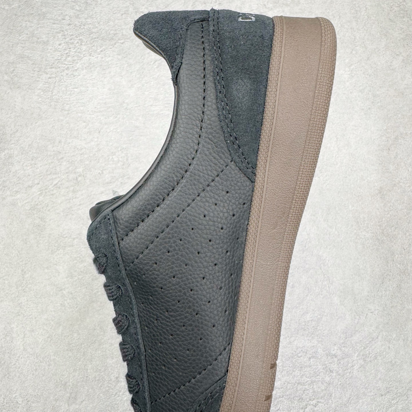 图片[7]-DESCENTE Chron 迪桑特复古拼接 舒适百搭 耐磨低帮生活休闲鞋 是一款集复古与现代于一体的低帮跑步鞋 简洁的牛皮鞋面不仅彰显出时尚的质感 还适用于多种场合的穿搭 这款鞋子的透气性能极佳 轻质弹性鞋底则提供了良好的舒适度和耐磨性 使你在行走或跑步时都能感受到脚底的柔软与支撑 尺码：36 36.5 37.5 38 38.5 39 40 40.5 41 42 42.5 43 44 44.5 45-选品中心