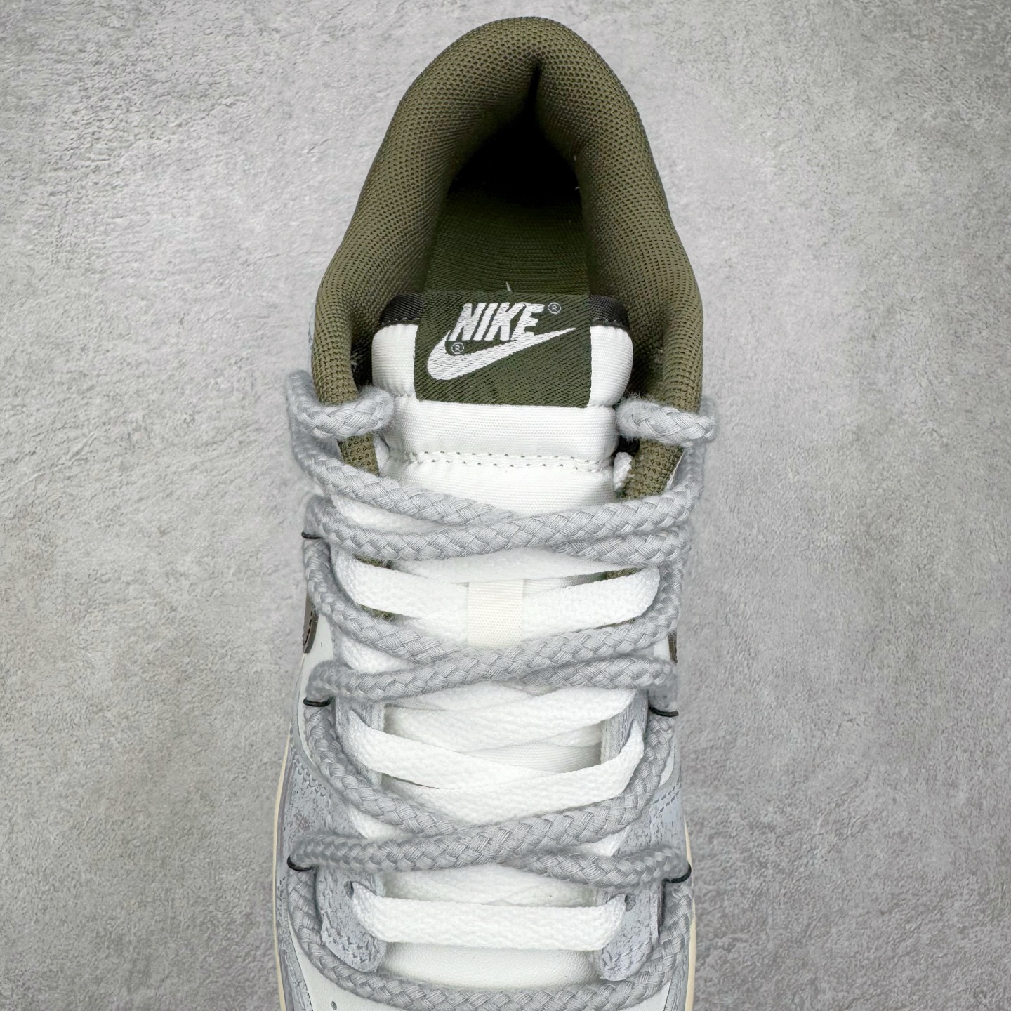 图片[5]-＃YC纯原 NK Dunk Low 素履流金 HF5441-102 素履之上，流金挥洒；以极简白为底，金色泼墨似灵感随笔触跃动，不规则的流金轨迹从后跟漫延至鞋侧，仿佛将高光时刻定格在步履之上。Swoosh以暗金色细节点缀，不张扬却自带质感；做旧处理的橡胶鞋底自带复古滤镜，搭配独特的鞋带纹理，细节处皆是匠心。定制系列天花板 无原鞋不开发 全系列得物原鞋一比一校对开发 配色持续更新中 终端对接 优势输出 全套原厂楦头原纸板数据档案倾力打造 原汁原味莞产 极致还原 圈内最强针车工艺 高端零售指定版 广东原厂配套原盒原标 鞋盒分三个尺码段 原厂冲刀 超高清洁度 全鞋零毛边皮料切割 采用原厂百宏鞋带以及原厂百宏织唛舌标 内标可供原厂几率过验 进口原装条纹中底布 四线拉帮白色点胶 原厂拉帮手法遵循公司 原厂电绣 极致还原 尺码：36 36.5 37.5 38 38.5 39 40 40.5 41 42 42.5 43 44 44.5 45 46-选品中心