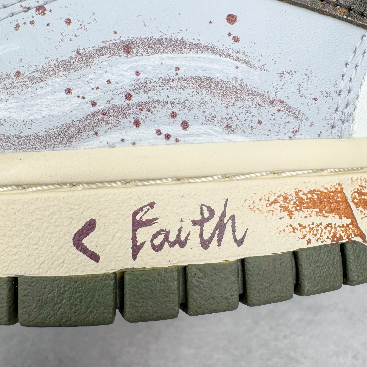 图片[17]-＃YC纯原 NK Dunk Low 素履流金 HF5441-102 素履之上，流金挥洒；以极简白为底，金色泼墨似灵感随笔触跃动，不规则的流金轨迹从后跟漫延至鞋侧，仿佛将高光时刻定格在步履之上。Swoosh以暗金色细节点缀，不张扬却自带质感；做旧处理的橡胶鞋底自带复古滤镜，搭配独特的鞋带纹理，细节处皆是匠心。定制系列天花板 无原鞋不开发 全系列得物原鞋一比一校对开发 配色持续更新中 终端对接 优势输出 全套原厂楦头原纸板数据档案倾力打造 原汁原味莞产 极致还原 圈内最强针车工艺 高端零售指定版 广东原厂配套原盒原标 鞋盒分三个尺码段 原厂冲刀 超高清洁度 全鞋零毛边皮料切割 采用原厂百宏鞋带以及原厂百宏织唛舌标 内标可供原厂几率过验 进口原装条纹中底布 四线拉帮白色点胶 原厂拉帮手法遵循公司 原厂电绣 极致还原 尺码：36 36.5 37.5 38 38.5 39 40 40.5 41 42 42.5 43 44 44.5 45 46-选品中心