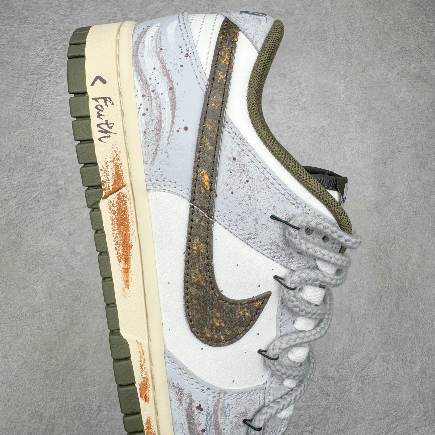 图片[6]-＃YC纯原 NK Dunk Low 素履流金 HF5441-102 素履之上，流金挥洒；以极简白为底，金色泼墨似灵感随笔触跃动，不规则的流金轨迹从后跟漫延至鞋侧，仿佛将高光时刻定格在步履之上。Swoosh以暗金色细节点缀，不张扬却自带质感；做旧处理的橡胶鞋底自带复古滤镜，搭配独特的鞋带纹理，细节处皆是匠心。定制系列天花板 无原鞋不开发 全系列得物原鞋一比一校对开发 配色持续更新中 终端对接 优势输出 全套原厂楦头原纸板数据档案倾力打造 原汁原味莞产 极致还原 圈内最强针车工艺 高端零售指定版 广东原厂配套原盒原标 鞋盒分三个尺码段 原厂冲刀 超高清洁度 全鞋零毛边皮料切割 采用原厂百宏鞋带以及原厂百宏织唛舌标 内标可供原厂几率过验 进口原装条纹中底布 四线拉帮白色点胶 原厂拉帮手法遵循公司 原厂电绣 极致还原 尺码：36 36.5 37.5 38 38.5 39 40 40.5 41 42 42.5 43 44 44.5 45 46-选品中心