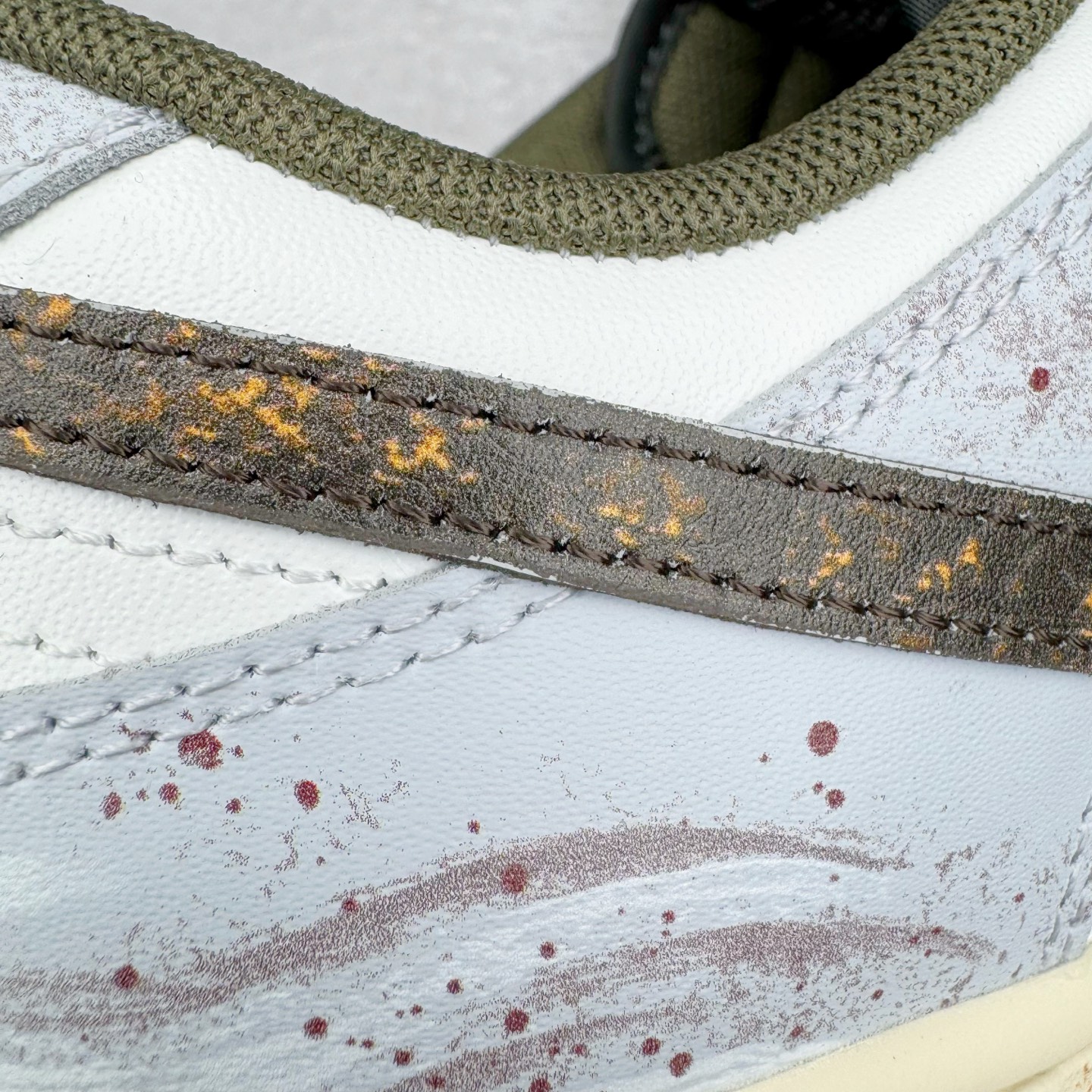 图片[16]-＃YC纯原 NK Dunk Low 素履流金 HF5441-102 素履之上，流金挥洒；以极简白为底，金色泼墨似灵感随笔触跃动，不规则的流金轨迹从后跟漫延至鞋侧，仿佛将高光时刻定格在步履之上。Swoosh以暗金色细节点缀，不张扬却自带质感；做旧处理的橡胶鞋底自带复古滤镜，搭配独特的鞋带纹理，细节处皆是匠心。定制系列天花板 无原鞋不开发 全系列得物原鞋一比一校对开发 配色持续更新中 终端对接 优势输出 全套原厂楦头原纸板数据档案倾力打造 原汁原味莞产 极致还原 圈内最强针车工艺 高端零售指定版 广东原厂配套原盒原标 鞋盒分三个尺码段 原厂冲刀 超高清洁度 全鞋零毛边皮料切割 采用原厂百宏鞋带以及原厂百宏织唛舌标 内标可供原厂几率过验 进口原装条纹中底布 四线拉帮白色点胶 原厂拉帮手法遵循公司 原厂电绣 极致还原 尺码：36 36.5 37.5 38 38.5 39 40 40.5 41 42 42.5 43 44 44.5 45 46-选品中心