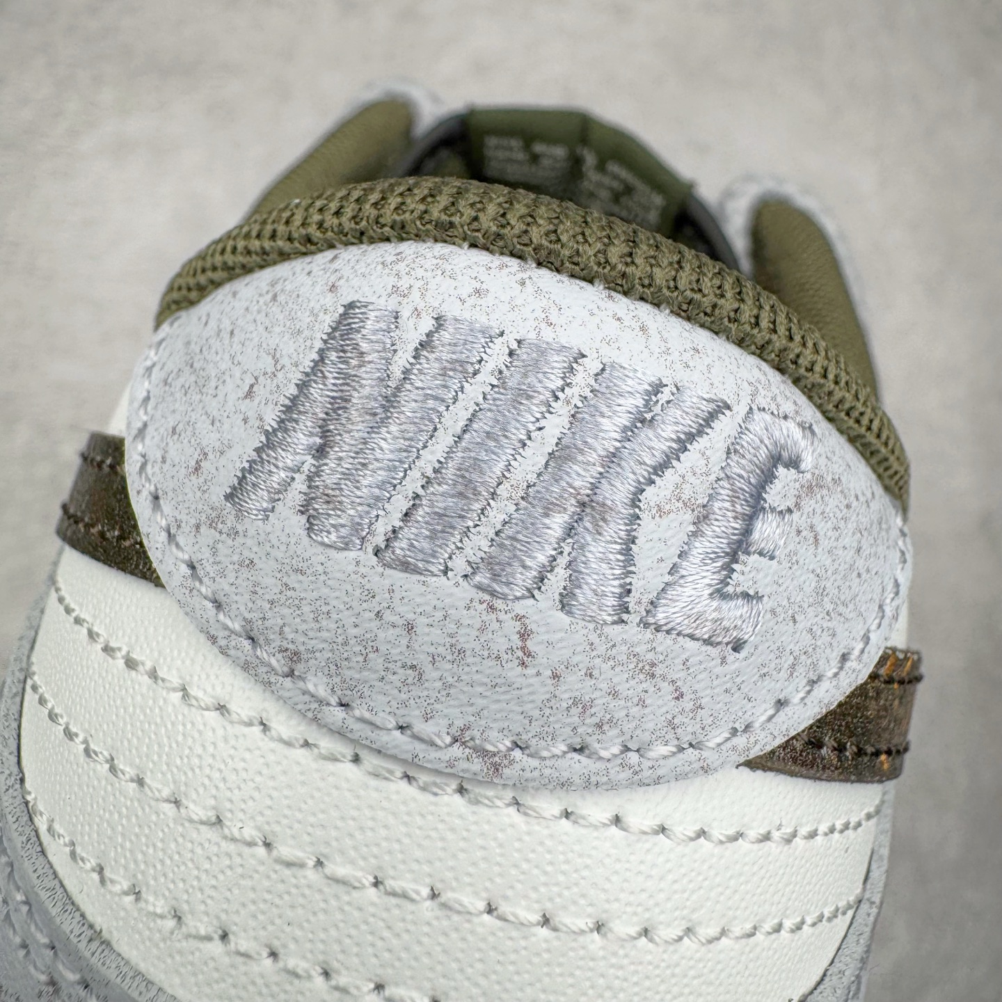 图片[15]-＃YC纯原 NK Dunk Low 素履流金 HF5441-102 素履之上，流金挥洒；以极简白为底，金色泼墨似灵感随笔触跃动，不规则的流金轨迹从后跟漫延至鞋侧，仿佛将高光时刻定格在步履之上。Swoosh以暗金色细节点缀，不张扬却自带质感；做旧处理的橡胶鞋底自带复古滤镜，搭配独特的鞋带纹理，细节处皆是匠心。定制系列天花板 无原鞋不开发 全系列得物原鞋一比一校对开发 配色持续更新中 终端对接 优势输出 全套原厂楦头原纸板数据档案倾力打造 原汁原味莞产 极致还原 圈内最强针车工艺 高端零售指定版 广东原厂配套原盒原标 鞋盒分三个尺码段 原厂冲刀 超高清洁度 全鞋零毛边皮料切割 采用原厂百宏鞋带以及原厂百宏织唛舌标 内标可供原厂几率过验 进口原装条纹中底布 四线拉帮白色点胶 原厂拉帮手法遵循公司 原厂电绣 极致还原 尺码：36 36.5 37.5 38 38.5 39 40 40.5 41 42 42.5 43 44 44.5 45 46-选品中心