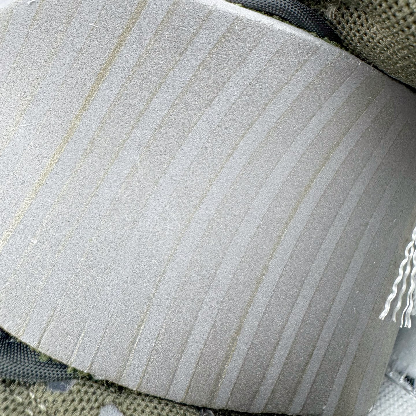 图片[11]-＃YC纯原 NK Dunk Low 素履流金 HF5441-102 素履之上，流金挥洒；以极简白为底，金色泼墨似灵感随笔触跃动，不规则的流金轨迹从后跟漫延至鞋侧，仿佛将高光时刻定格在步履之上。Swoosh以暗金色细节点缀，不张扬却自带质感；做旧处理的橡胶鞋底自带复古滤镜，搭配独特的鞋带纹理，细节处皆是匠心。定制系列天花板 无原鞋不开发 全系列得物原鞋一比一校对开发 配色持续更新中 终端对接 优势输出 全套原厂楦头原纸板数据档案倾力打造 原汁原味莞产 极致还原 圈内最强针车工艺 高端零售指定版 广东原厂配套原盒原标 鞋盒分三个尺码段 原厂冲刀 超高清洁度 全鞋零毛边皮料切割 采用原厂百宏鞋带以及原厂百宏织唛舌标 内标可供原厂几率过验 进口原装条纹中底布 四线拉帮白色点胶 原厂拉帮手法遵循公司 原厂电绣 极致还原 尺码：36 36.5 37.5 38 38.5 39 40 40.5 41 42 42.5 43 44 44.5 45 46-选品中心