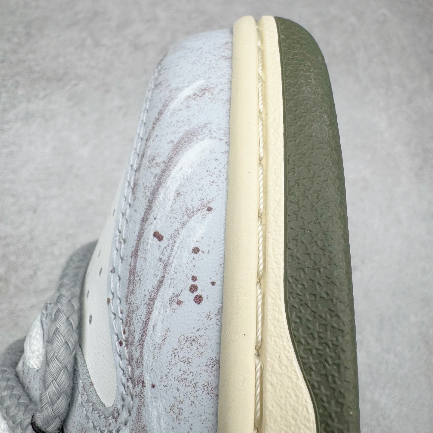 图片[20]-＃YC纯原 NK Dunk Low 素履流金 HF5441-102 素履之上，流金挥洒；以极简白为底，金色泼墨似灵感随笔触跃动，不规则的流金轨迹从后跟漫延至鞋侧，仿佛将高光时刻定格在步履之上。Swoosh以暗金色细节点缀，不张扬却自带质感；做旧处理的橡胶鞋底自带复古滤镜，搭配独特的鞋带纹理，细节处皆是匠心。定制系列天花板 无原鞋不开发 全系列得物原鞋一比一校对开发 配色持续更新中 终端对接 优势输出 全套原厂楦头原纸板数据档案倾力打造 原汁原味莞产 极致还原 圈内最强针车工艺 高端零售指定版 广东原厂配套原盒原标 鞋盒分三个尺码段 原厂冲刀 超高清洁度 全鞋零毛边皮料切割 采用原厂百宏鞋带以及原厂百宏织唛舌标 内标可供原厂几率过验 进口原装条纹中底布 四线拉帮白色点胶 原厂拉帮手法遵循公司 原厂电绣 极致还原 尺码：36 36.5 37.5 38 38.5 39 40 40.5 41 42 42.5 43 44 44.5 45 46-选品中心