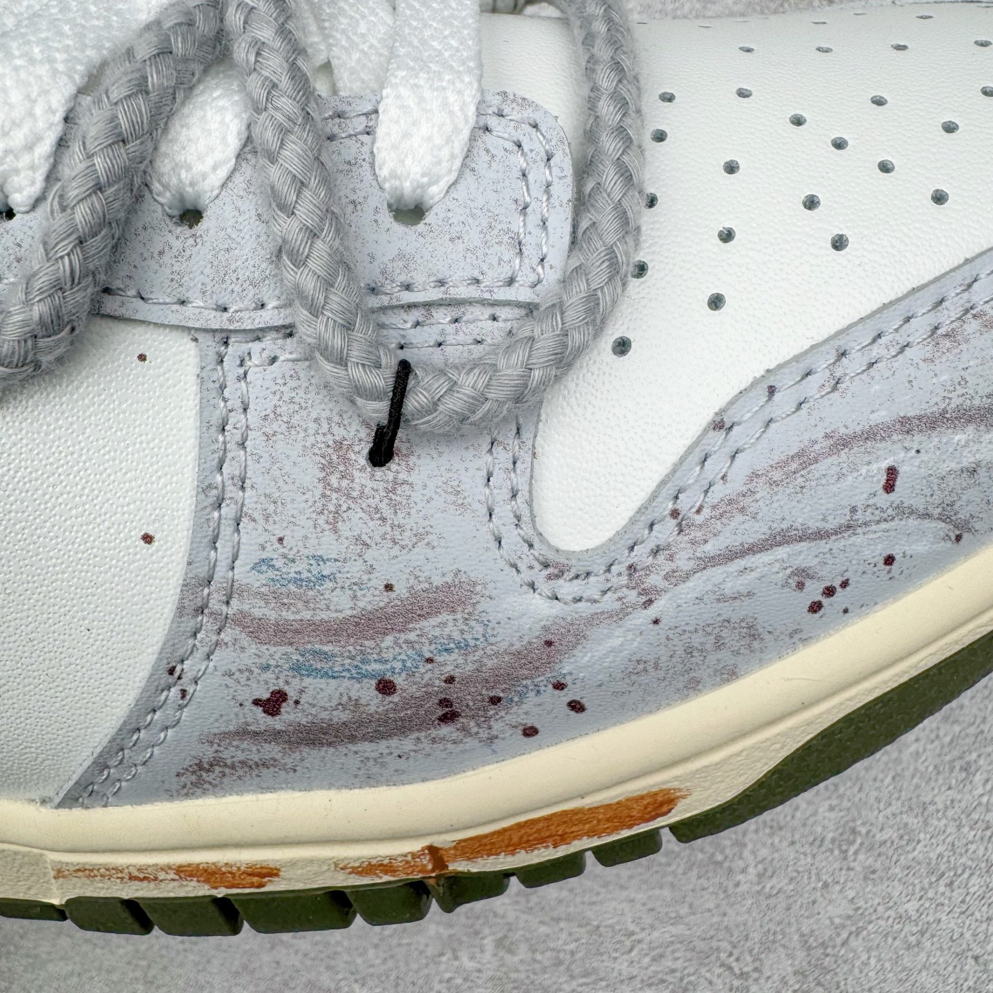 图片[19]-＃YC纯原 NK Dunk Low 素履流金 HF5441-102 素履之上，流金挥洒；以极简白为底，金色泼墨似灵感随笔触跃动，不规则的流金轨迹从后跟漫延至鞋侧，仿佛将高光时刻定格在步履之上。Swoosh以暗金色细节点缀，不张扬却自带质感；做旧处理的橡胶鞋底自带复古滤镜，搭配独特的鞋带纹理，细节处皆是匠心。定制系列天花板 无原鞋不开发 全系列得物原鞋一比一校对开发 配色持续更新中 终端对接 优势输出 全套原厂楦头原纸板数据档案倾力打造 原汁原味莞产 极致还原 圈内最强针车工艺 高端零售指定版 广东原厂配套原盒原标 鞋盒分三个尺码段 原厂冲刀 超高清洁度 全鞋零毛边皮料切割 采用原厂百宏鞋带以及原厂百宏织唛舌标 内标可供原厂几率过验 进口原装条纹中底布 四线拉帮白色点胶 原厂拉帮手法遵循公司 原厂电绣 极致还原 尺码：36 36.5 37.5 38 38.5 39 40 40.5 41 42 42.5 43 44 44.5 45 46-选品中心