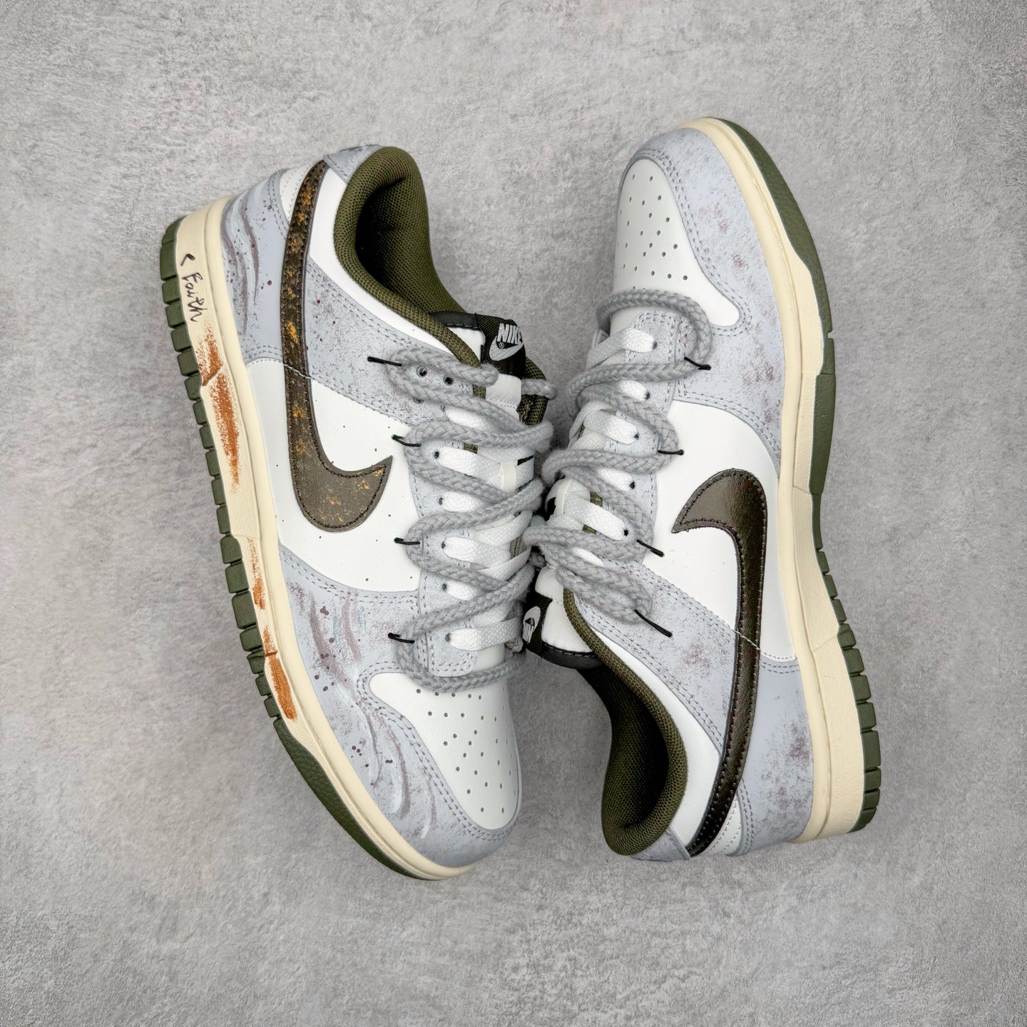 图片[3]-＃YC纯原 NK Dunk Low 素履流金 HF5441-102 素履之上，流金挥洒；以极简白为底，金色泼墨似灵感随笔触跃动，不规则的流金轨迹从后跟漫延至鞋侧，仿佛将高光时刻定格在步履之上。Swoosh以暗金色细节点缀，不张扬却自带质感；做旧处理的橡胶鞋底自带复古滤镜，搭配独特的鞋带纹理，细节处皆是匠心。定制系列天花板 无原鞋不开发 全系列得物原鞋一比一校对开发 配色持续更新中 终端对接 优势输出 全套原厂楦头原纸板数据档案倾力打造 原汁原味莞产 极致还原 圈内最强针车工艺 高端零售指定版 广东原厂配套原盒原标 鞋盒分三个尺码段 原厂冲刀 超高清洁度 全鞋零毛边皮料切割 采用原厂百宏鞋带以及原厂百宏织唛舌标 内标可供原厂几率过验 进口原装条纹中底布 四线拉帮白色点胶 原厂拉帮手法遵循公司 原厂电绣 极致还原 尺码：36 36.5 37.5 38 38.5 39 40 40.5 41 42 42.5 43 44 44.5 45 46-选品中心