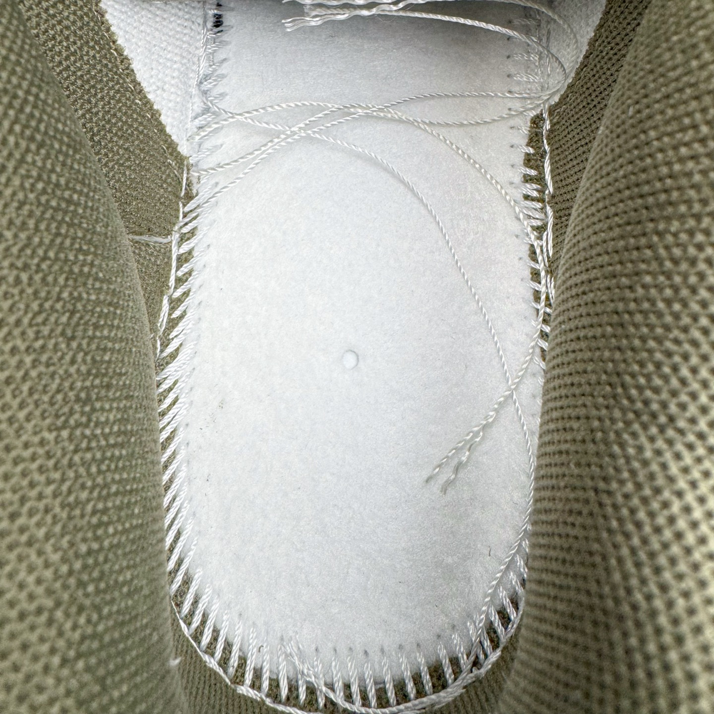 图片[10]-＃YC纯原 NK Dunk Low 素履流金 HF5441-102 素履之上，流金挥洒；以极简白为底，金色泼墨似灵感随笔触跃动，不规则的流金轨迹从后跟漫延至鞋侧，仿佛将高光时刻定格在步履之上。Swoosh以暗金色细节点缀，不张扬却自带质感；做旧处理的橡胶鞋底自带复古滤镜，搭配独特的鞋带纹理，细节处皆是匠心。定制系列天花板 无原鞋不开发 全系列得物原鞋一比一校对开发 配色持续更新中 终端对接 优势输出 全套原厂楦头原纸板数据档案倾力打造 原汁原味莞产 极致还原 圈内最强针车工艺 高端零售指定版 广东原厂配套原盒原标 鞋盒分三个尺码段 原厂冲刀 超高清洁度 全鞋零毛边皮料切割 采用原厂百宏鞋带以及原厂百宏织唛舌标 内标可供原厂几率过验 进口原装条纹中底布 四线拉帮白色点胶 原厂拉帮手法遵循公司 原厂电绣 极致还原 尺码：36 36.5 37.5 38 38.5 39 40 40.5 41 42 42.5 43 44 44.5 45 46-选品中心