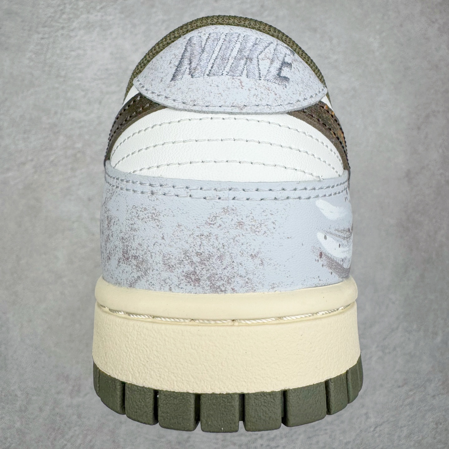 图片[8]-＃YC纯原 NK Dunk Low 素履流金 HF5441-102 素履之上，流金挥洒；以极简白为底，金色泼墨似灵感随笔触跃动，不规则的流金轨迹从后跟漫延至鞋侧，仿佛将高光时刻定格在步履之上。Swoosh以暗金色细节点缀，不张扬却自带质感；做旧处理的橡胶鞋底自带复古滤镜，搭配独特的鞋带纹理，细节处皆是匠心。定制系列天花板 无原鞋不开发 全系列得物原鞋一比一校对开发 配色持续更新中 终端对接 优势输出 全套原厂楦头原纸板数据档案倾力打造 原汁原味莞产 极致还原 圈内最强针车工艺 高端零售指定版 广东原厂配套原盒原标 鞋盒分三个尺码段 原厂冲刀 超高清洁度 全鞋零毛边皮料切割 采用原厂百宏鞋带以及原厂百宏织唛舌标 内标可供原厂几率过验 进口原装条纹中底布 四线拉帮白色点胶 原厂拉帮手法遵循公司 原厂电绣 极致还原 尺码：36 36.5 37.5 38 38.5 39 40 40.5 41 42 42.5 43 44 44.5 45 46-选品中心