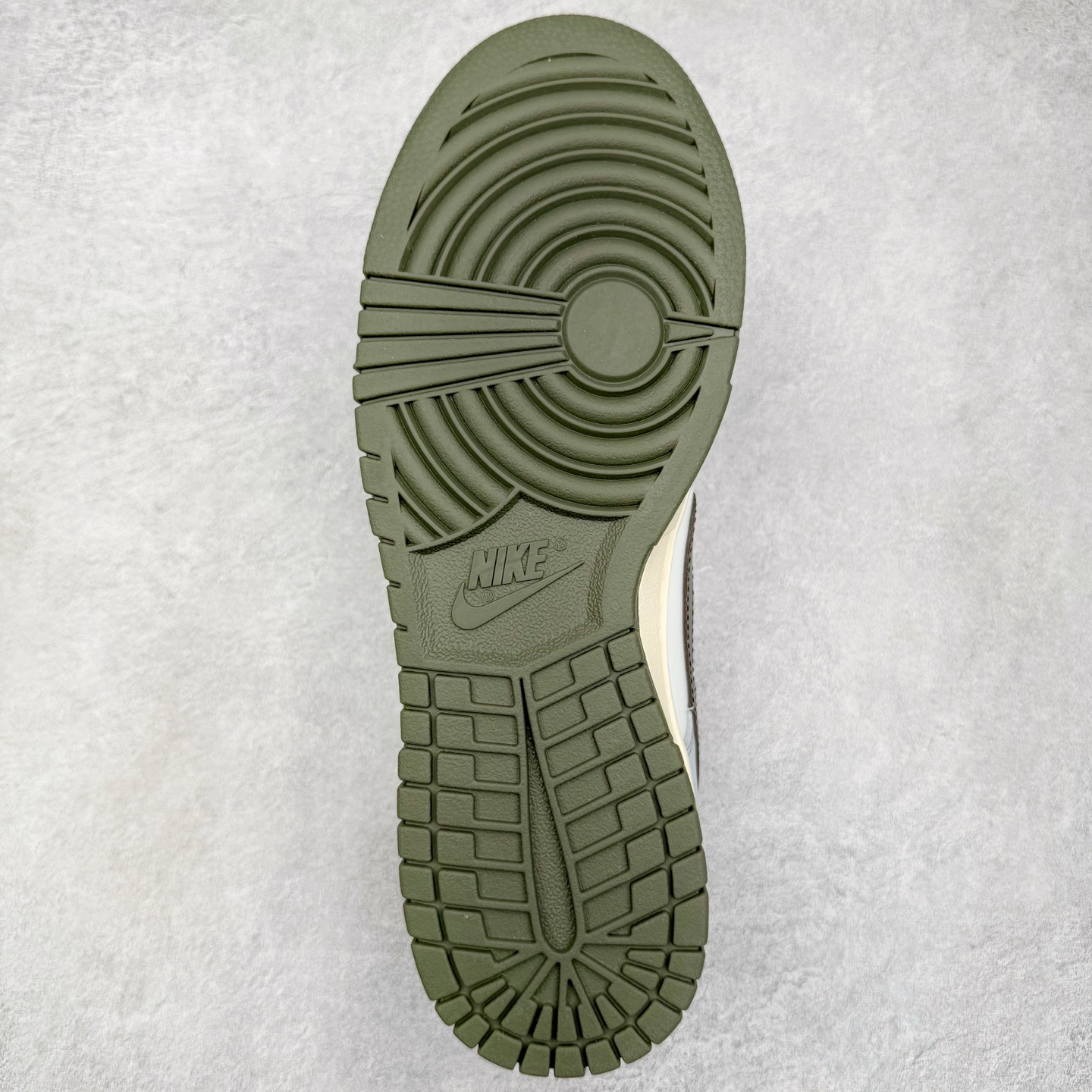 图片[9]-＃YC纯原 NK Dunk Low 素履流金 HF5441-102 素履之上，流金挥洒；以极简白为底，金色泼墨似灵感随笔触跃动，不规则的流金轨迹从后跟漫延至鞋侧，仿佛将高光时刻定格在步履之上。Swoosh以暗金色细节点缀，不张扬却自带质感；做旧处理的橡胶鞋底自带复古滤镜，搭配独特的鞋带纹理，细节处皆是匠心。定制系列天花板 无原鞋不开发 全系列得物原鞋一比一校对开发 配色持续更新中 终端对接 优势输出 全套原厂楦头原纸板数据档案倾力打造 原汁原味莞产 极致还原 圈内最强针车工艺 高端零售指定版 广东原厂配套原盒原标 鞋盒分三个尺码段 原厂冲刀 超高清洁度 全鞋零毛边皮料切割 采用原厂百宏鞋带以及原厂百宏织唛舌标 内标可供原厂几率过验 进口原装条纹中底布 四线拉帮白色点胶 原厂拉帮手法遵循公司 原厂电绣 极致还原 尺码：36 36.5 37.5 38 38.5 39 40 40.5 41 42 42.5 43 44 44.5 45 46-选品中心