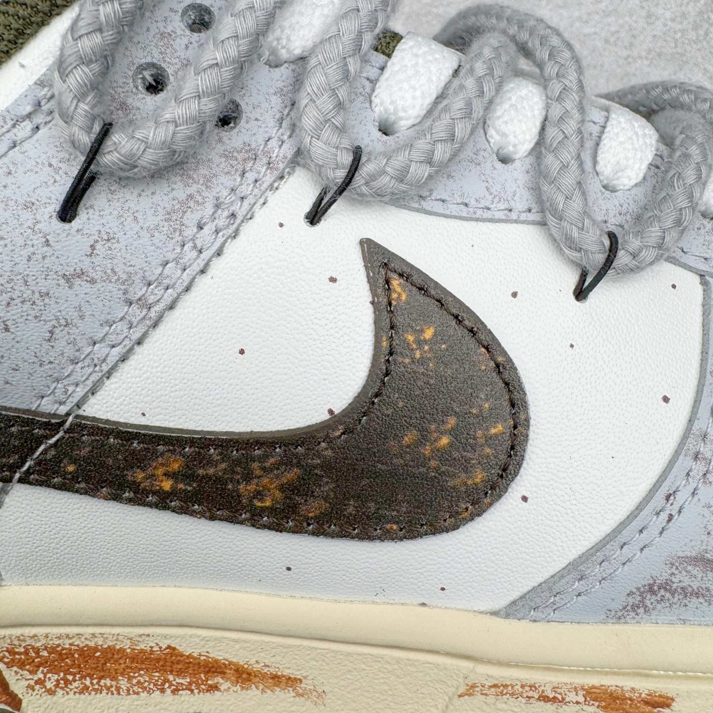 图片[18]-＃YC纯原 NK Dunk Low 素履流金 HF5441-102 素履之上，流金挥洒；以极简白为底，金色泼墨似灵感随笔触跃动，不规则的流金轨迹从后跟漫延至鞋侧，仿佛将高光时刻定格在步履之上。Swoosh以暗金色细节点缀，不张扬却自带质感；做旧处理的橡胶鞋底自带复古滤镜，搭配独特的鞋带纹理，细节处皆是匠心。定制系列天花板 无原鞋不开发 全系列得物原鞋一比一校对开发 配色持续更新中 终端对接 优势输出 全套原厂楦头原纸板数据档案倾力打造 原汁原味莞产 极致还原 圈内最强针车工艺 高端零售指定版 广东原厂配套原盒原标 鞋盒分三个尺码段 原厂冲刀 超高清洁度 全鞋零毛边皮料切割 采用原厂百宏鞋带以及原厂百宏织唛舌标 内标可供原厂几率过验 进口原装条纹中底布 四线拉帮白色点胶 原厂拉帮手法遵循公司 原厂电绣 极致还原 尺码：36 36.5 37.5 38 38.5 39 40 40.5 41 42 42.5 43 44 44.5 45 46-选品中心